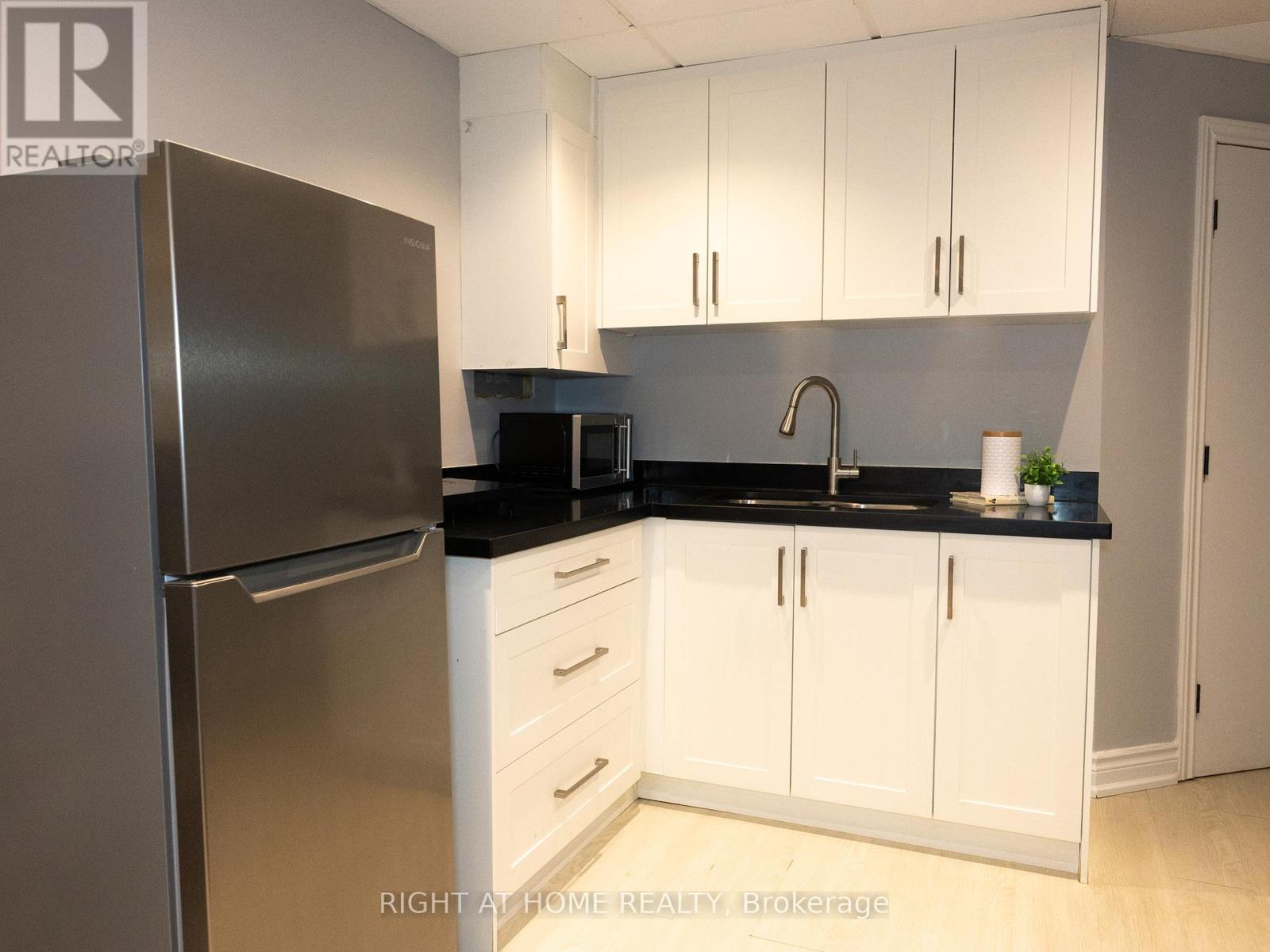 7031 Graydon Court, Mississauga, Ontario  L5N 7H4 - Photo 32 - W12210596