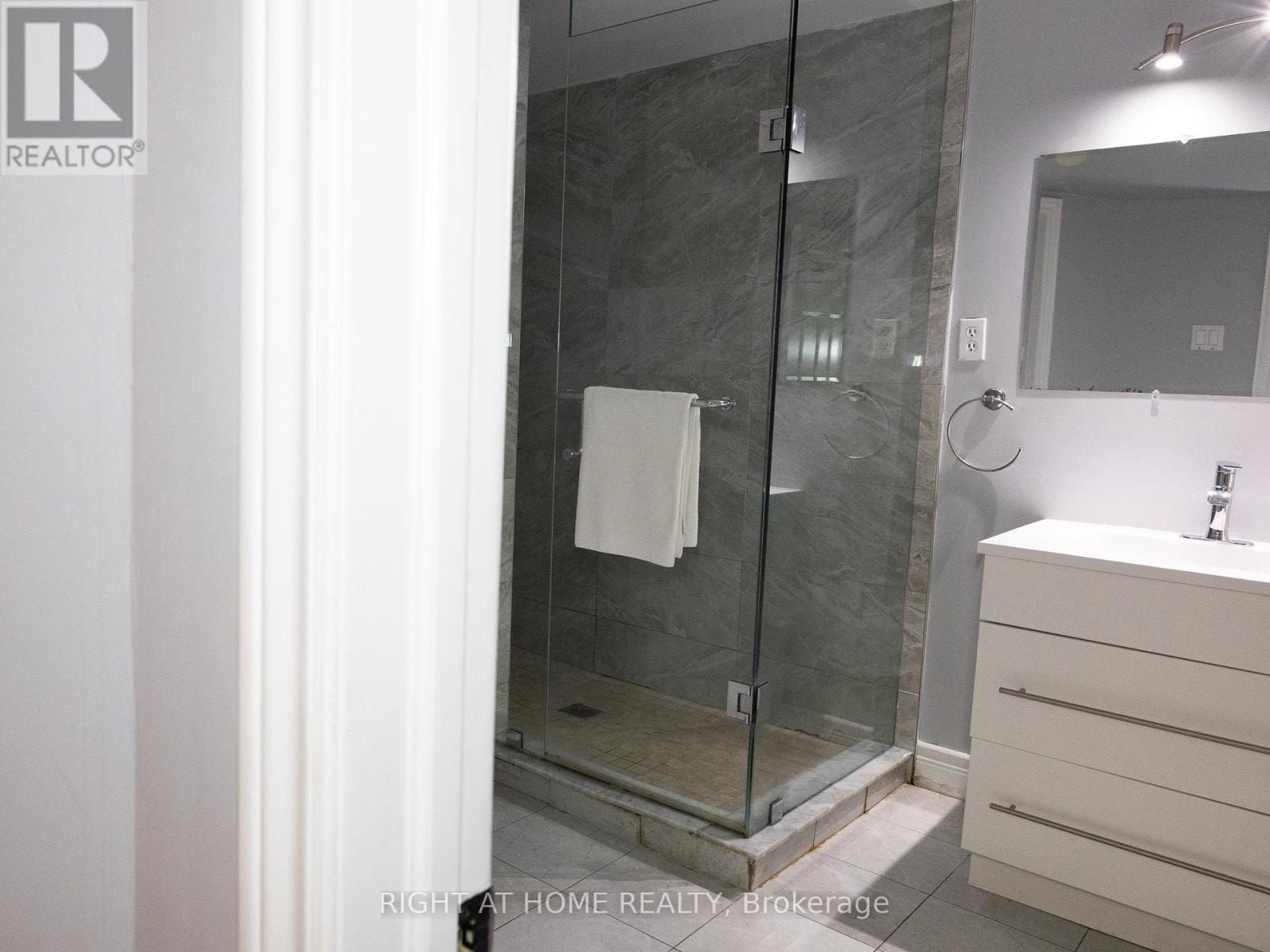 7031 Graydon Court, Mississauga, Ontario  L5N 7H4 - Photo 35 - W12210596