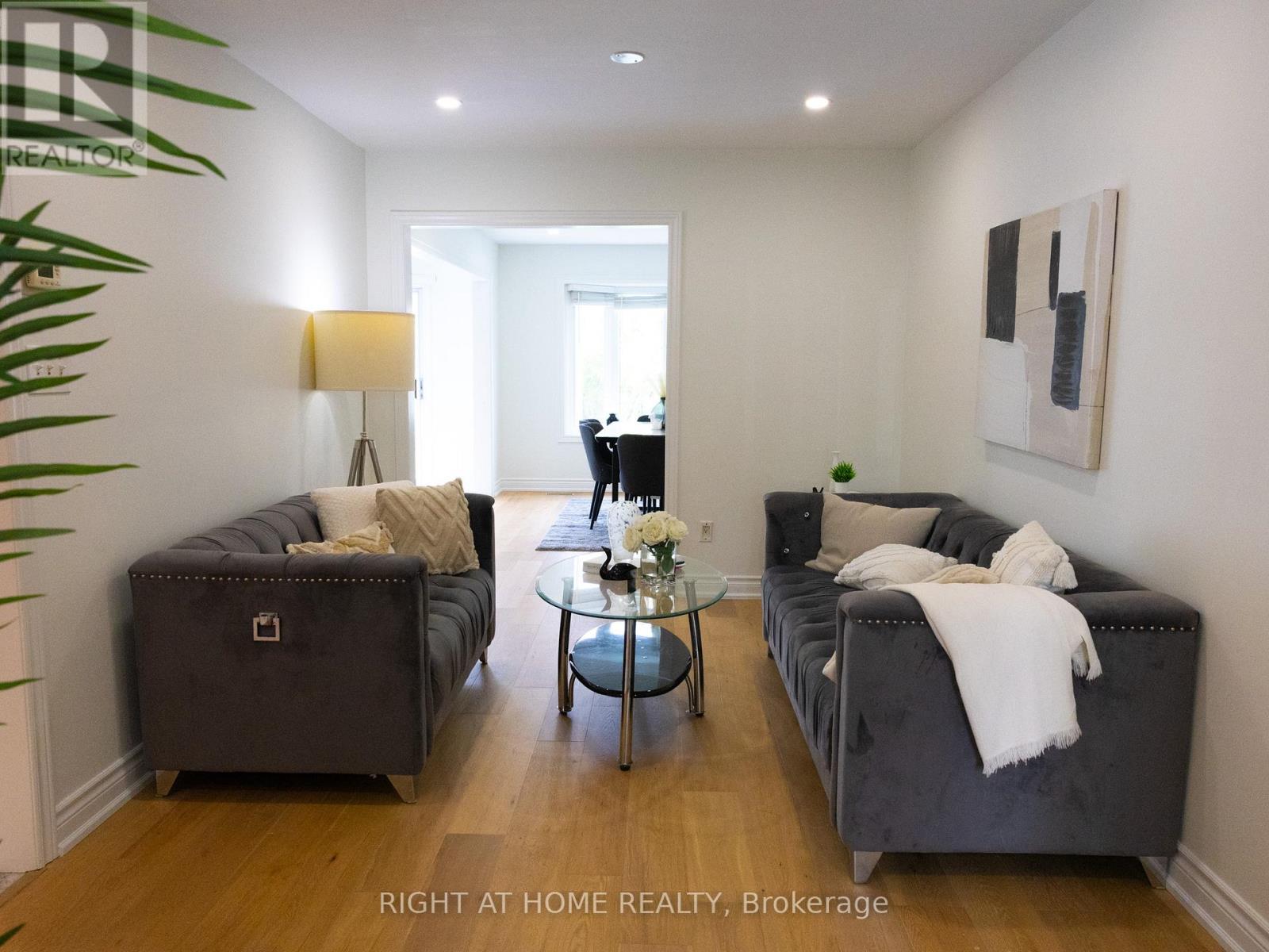 7031 Graydon Court, Mississauga, Ontario  L5N 7H4 - Photo 4 - W12210596