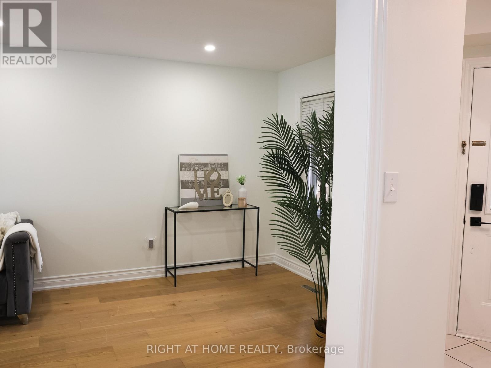 7031 Graydon Court, Mississauga, Ontario  L5N 7H4 - Photo 5 - W12210596
