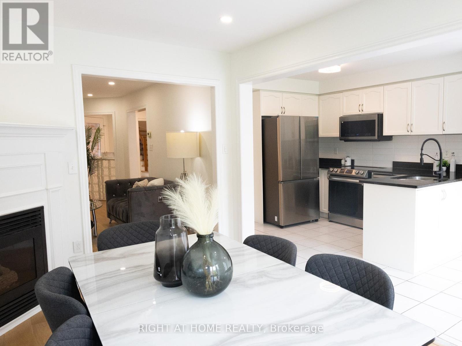 7031 Graydon Court, Mississauga, Ontario  L5N 7H4 - Photo 6 - W12210596