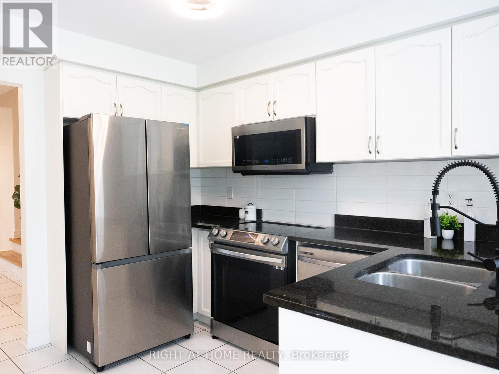 7031 Graydon Court, Mississauga, Ontario  L5N 7H4 - Photo 8 - W12210596