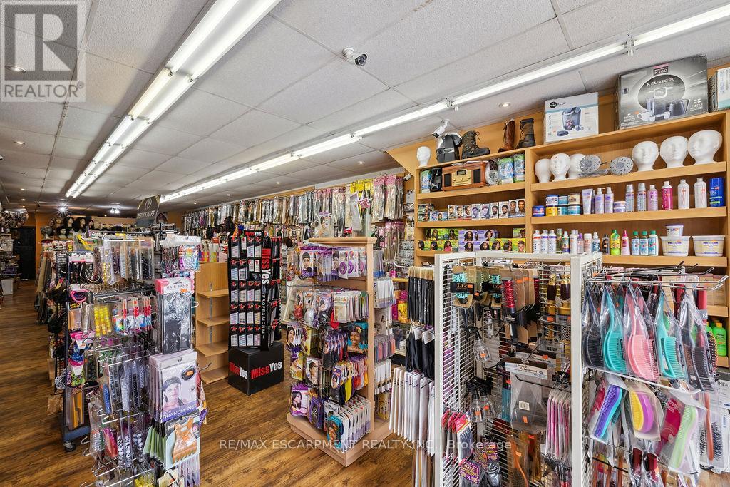 952 Upper Wellington Street, Hamilton, Ontario  L9A 3S2 - Photo 13 - X12210561