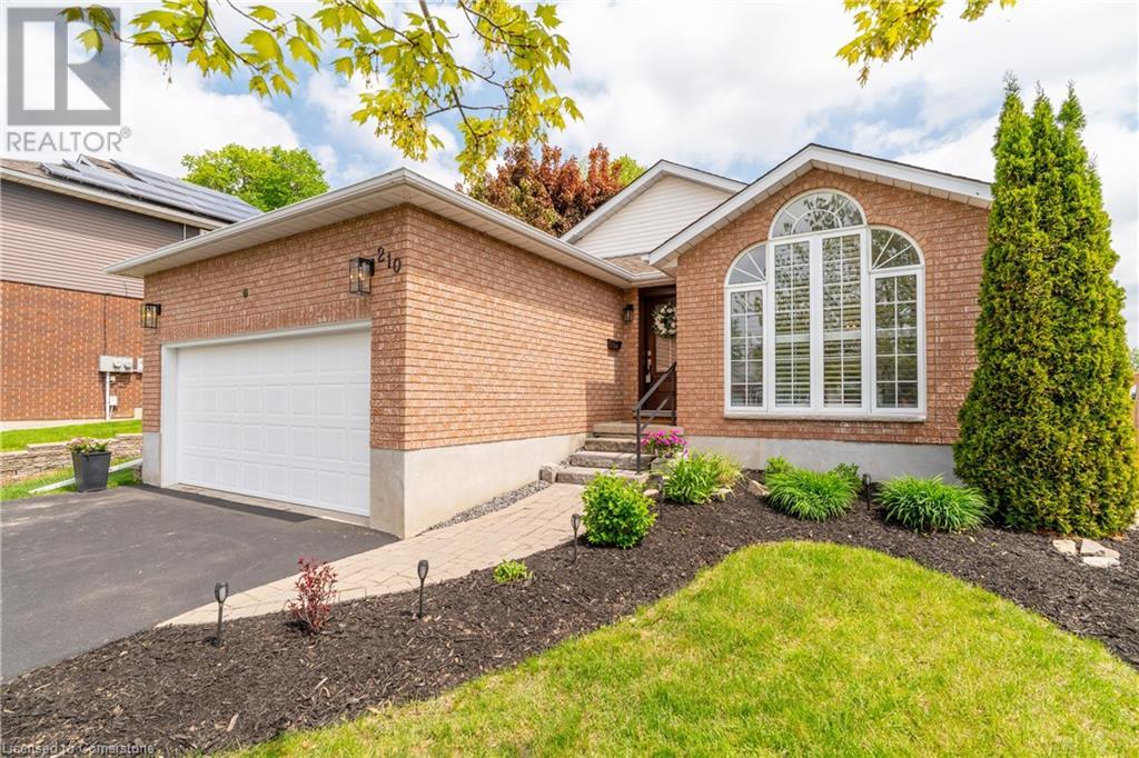 210 Misty Court, Kitchener, Ontario  N2B 3V4 - Photo 4 - 40739729