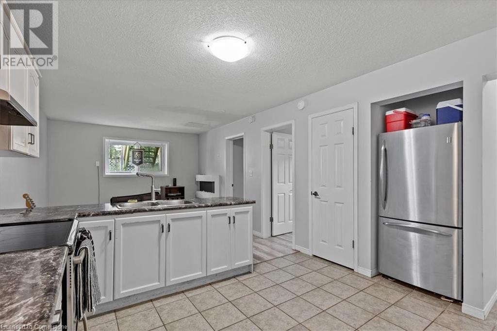 3 Wisteria Court, Kitchener, Ontario  N2E 3T4 - Photo 27 - 40738893