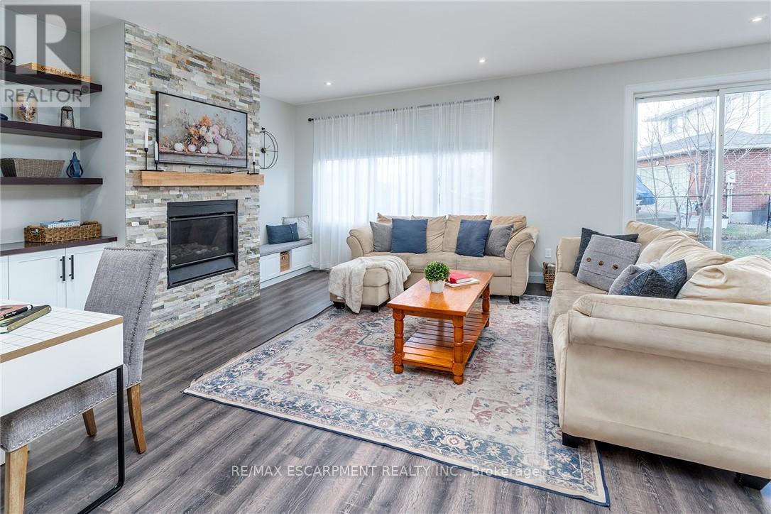 92 Ivy Crescent, Thorold, Ontario  L2V 0J9 - Photo 4 - X12096856