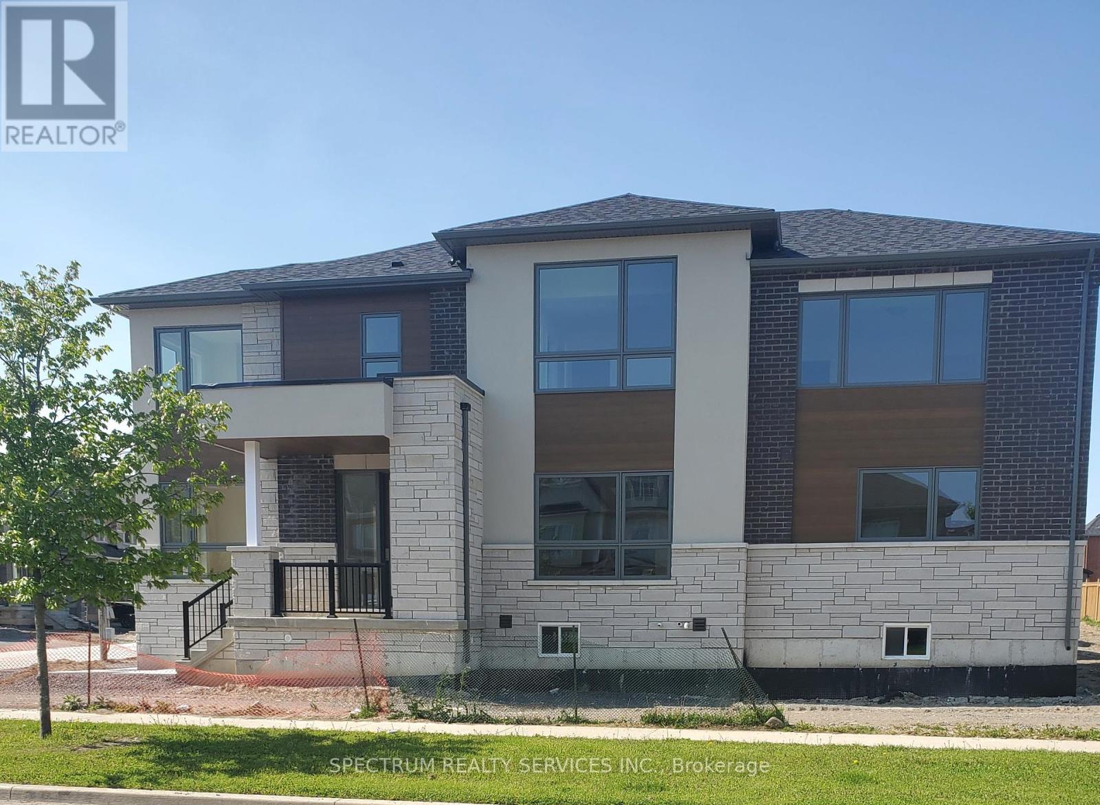1 Rogerson Street E, Clarington (Newcastle), Ontario  L1B 0W4 - Photo 2 - E12210716