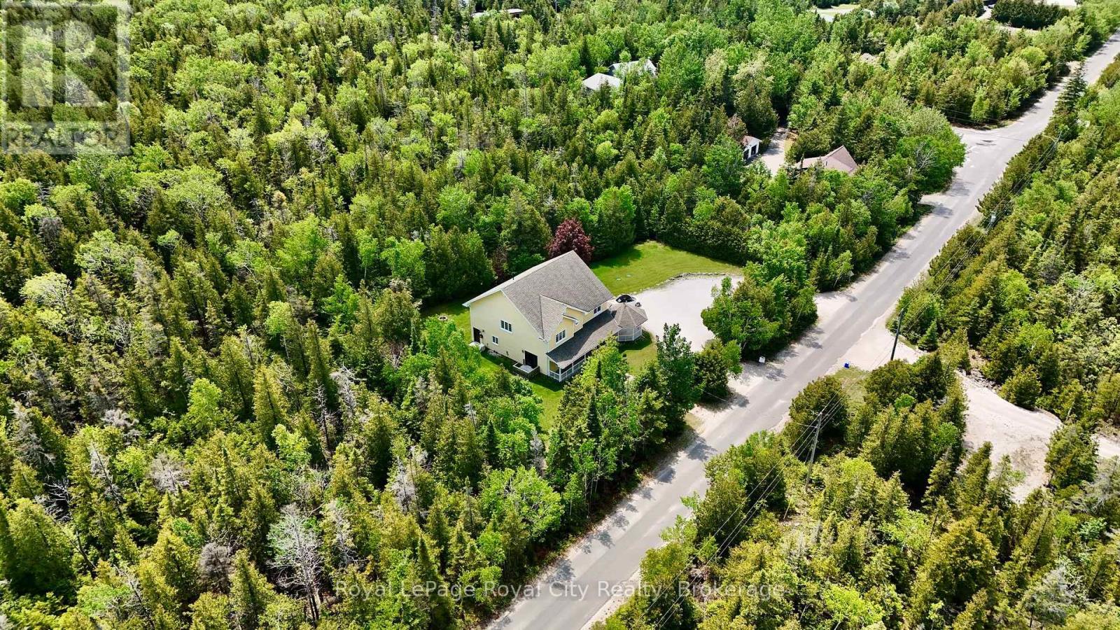 13 Elgin Street, Northern Bruce Peninsula, Ontario  N0H 2R0 - Photo 6 - X12089342
