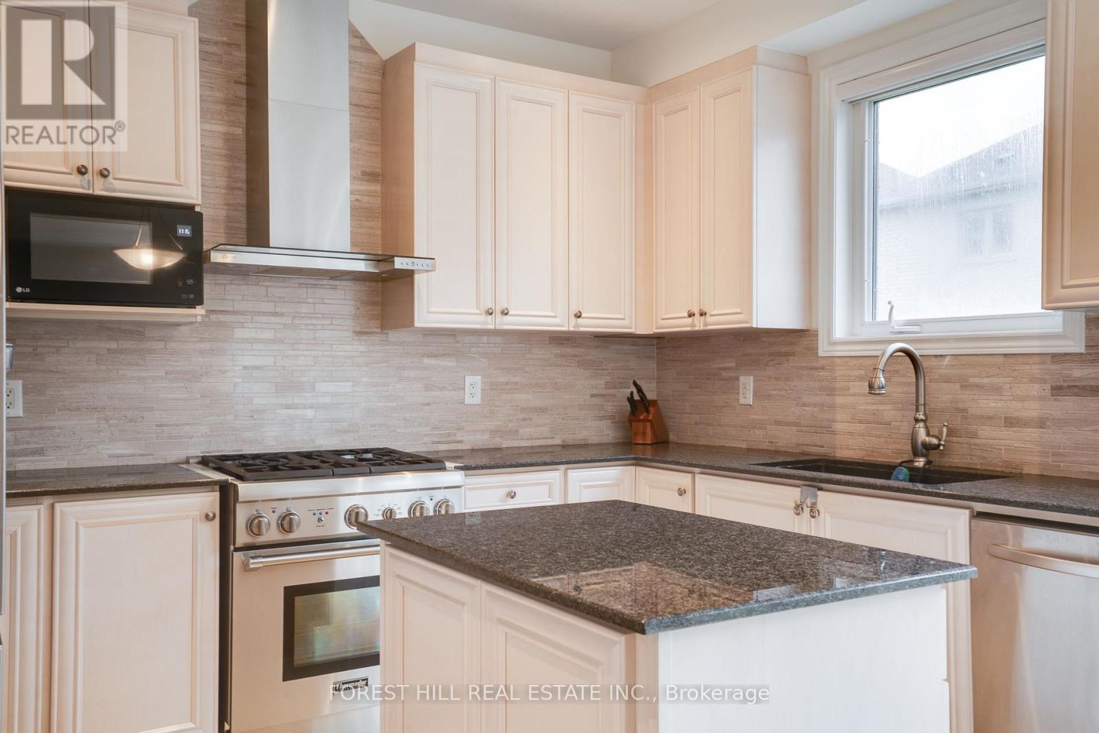 127 Rumsey Road, Vaughan (Patterson), Ontario  L6A 0W5 - Photo 4 - N12210737