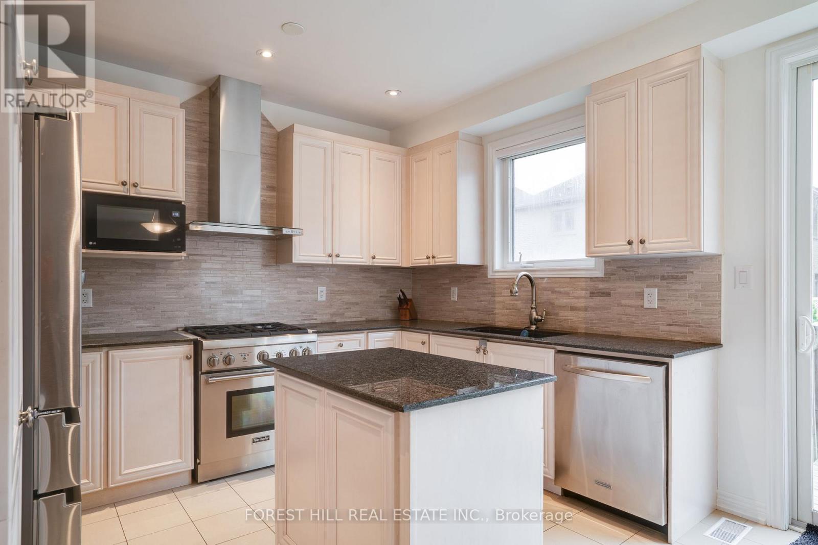 127 Rumsey Road, Vaughan (Patterson), Ontario  L6A 0W5 - Photo 5 - N12210737