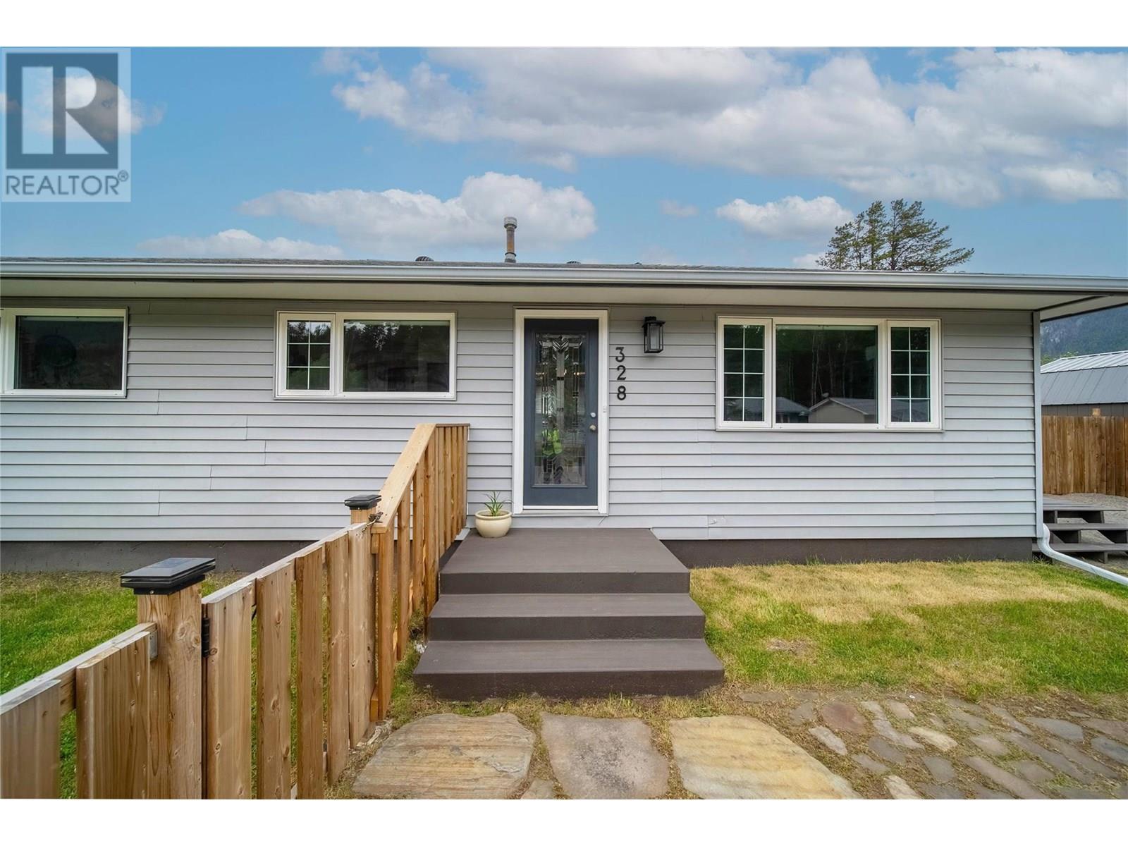 328 Pacific Yew Crescent, Sparwood, British Columbia  V0B 2G0 - Photo 3 - 10350531