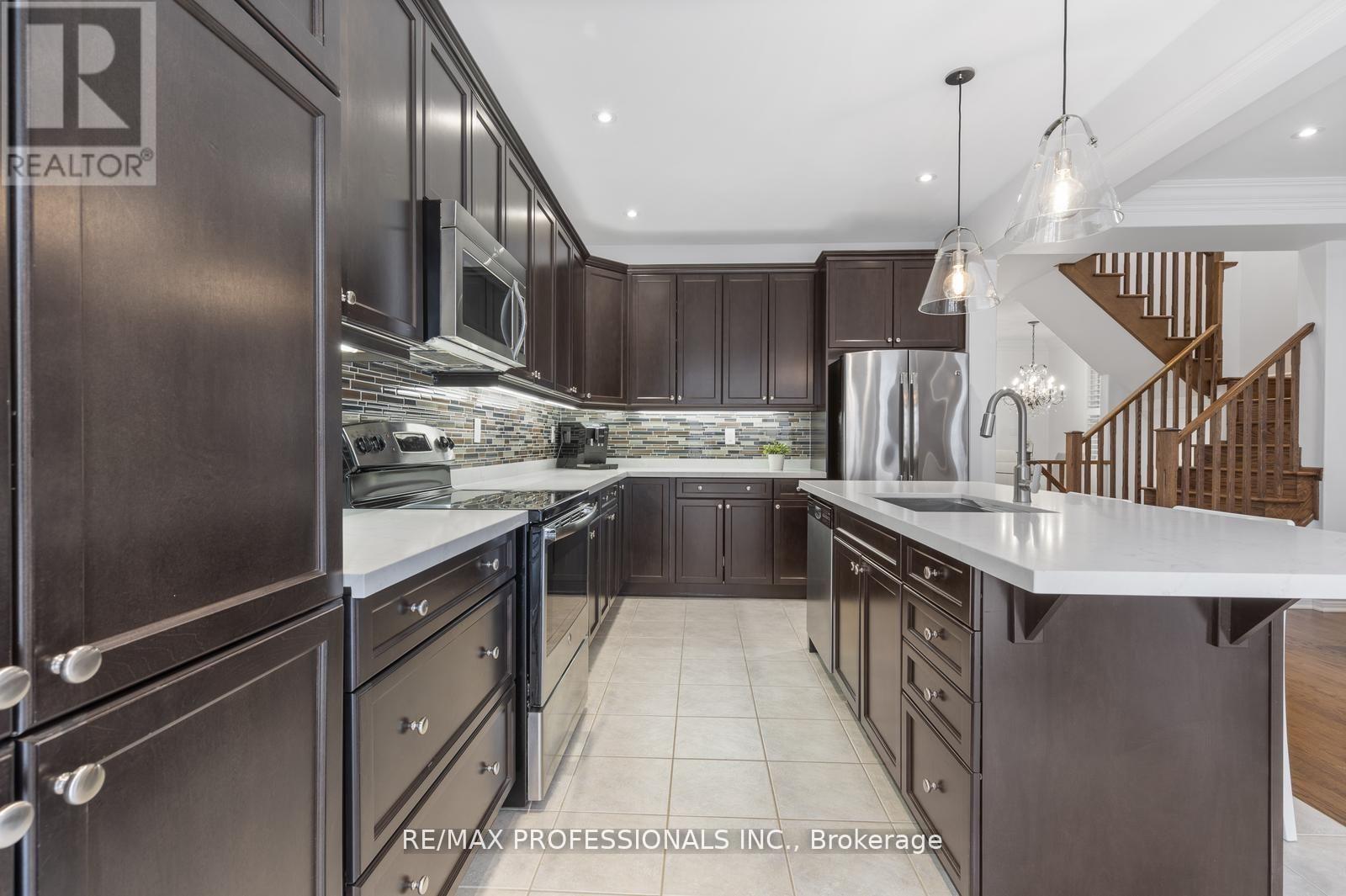 400 Clarkson Gate, Milton (Fo Ford), Ontario  L9E 0B8 - Photo 12 - W12210707
