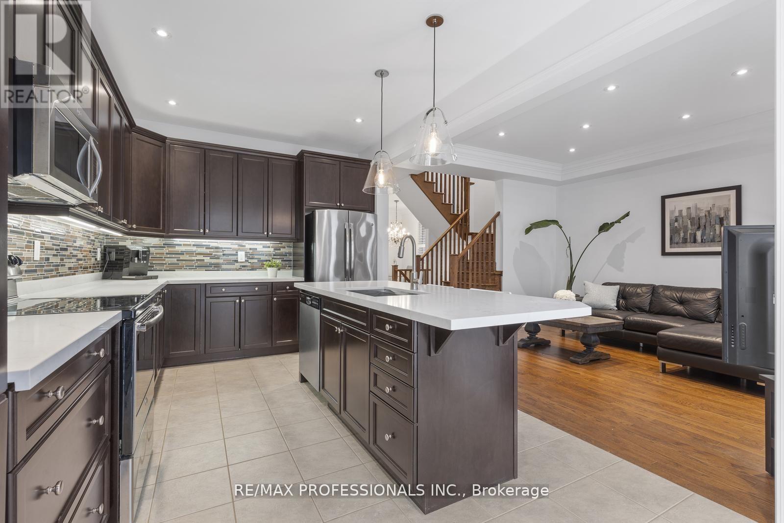 400 Clarkson Gate, Milton (Fo Ford), Ontario  L9E 0B8 - Photo 13 - W12210707