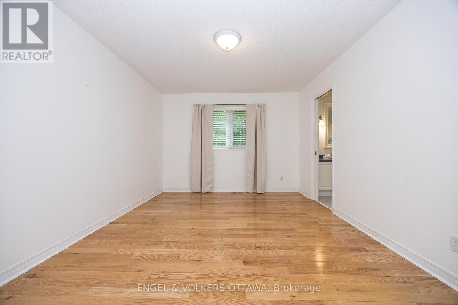 81 Lloydalex Crescent, Ottawa, Ontario  K2S 2E8 - Photo 13 - X12210899