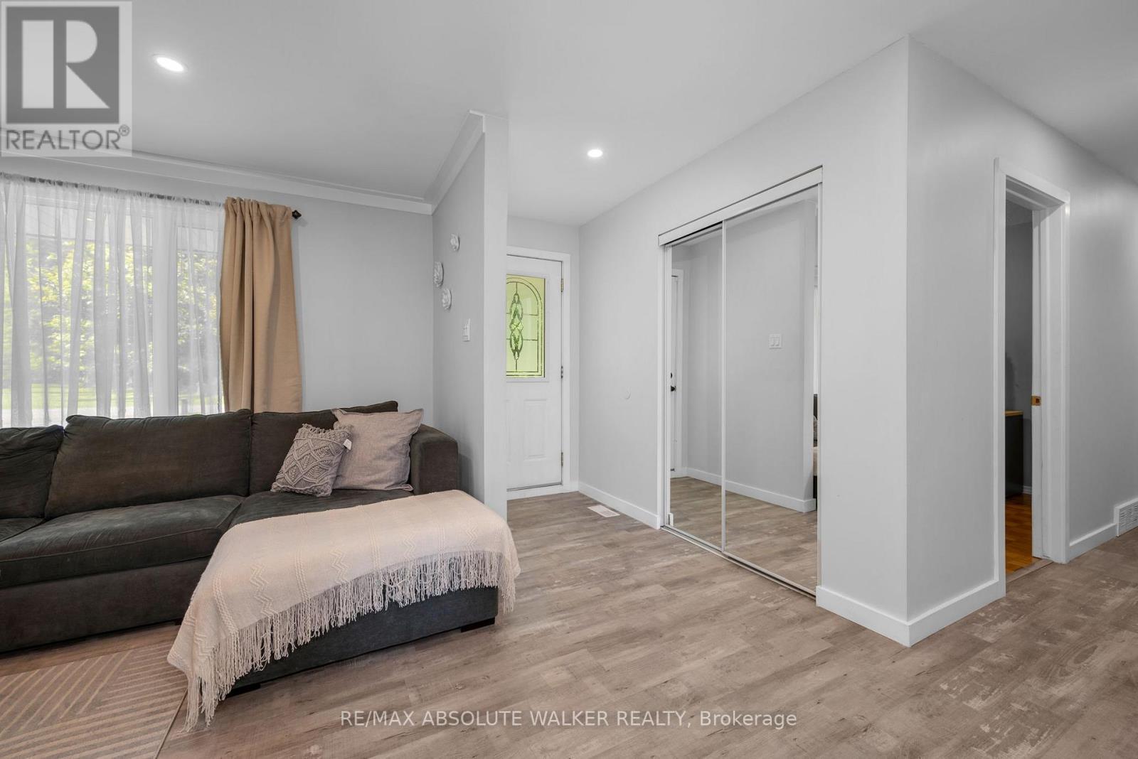 21 Trillium Crescent, Russell, Ontario  K4R 1B1 - Photo 6 - X12210902