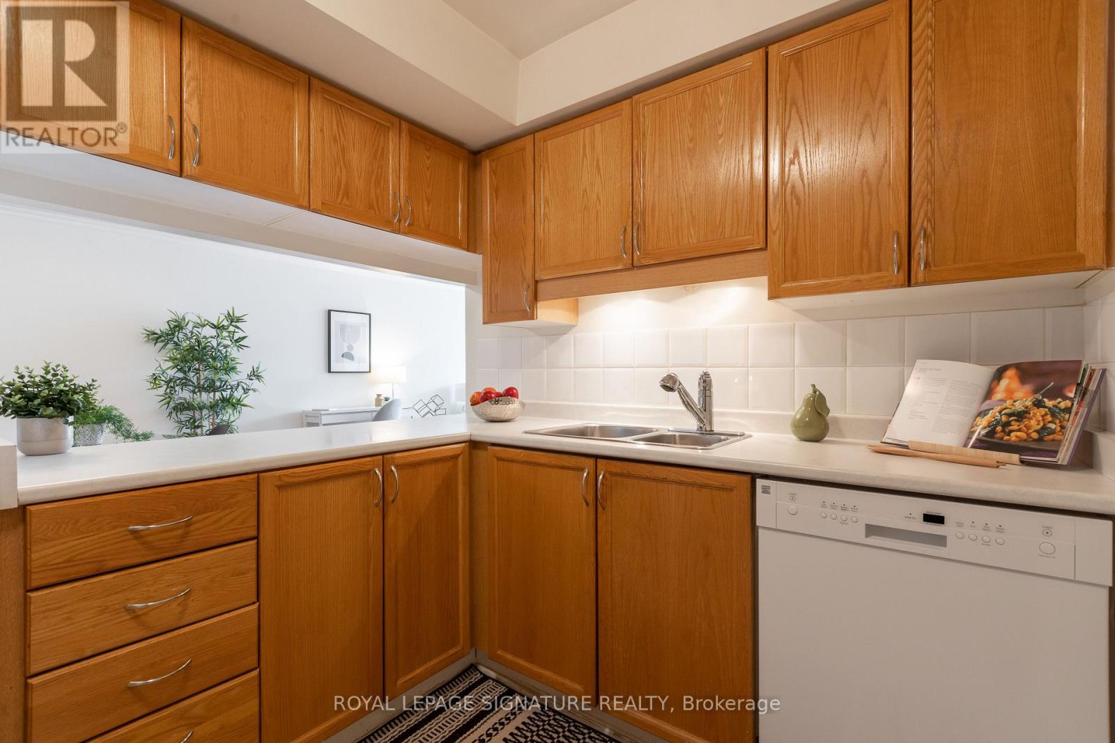 206 - 356 Mcrae Drive, Toronto (Leaside), Ontario  M4G 4G4 - Photo 11 - C12210370