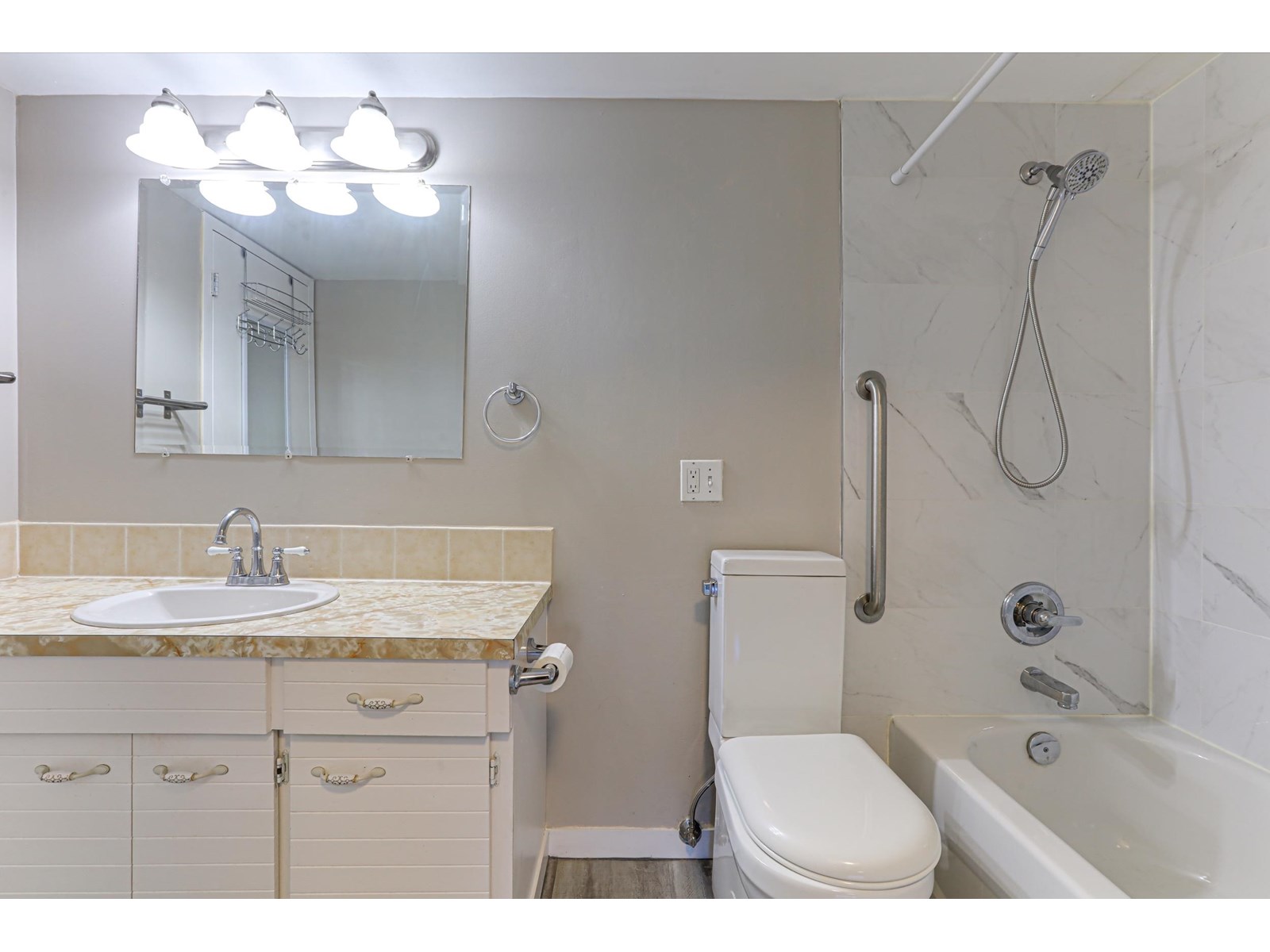 212 1860 E Southmere Crescent, Surrey, British Columbia  V4A 6Y7 - Photo 18 - R3013795