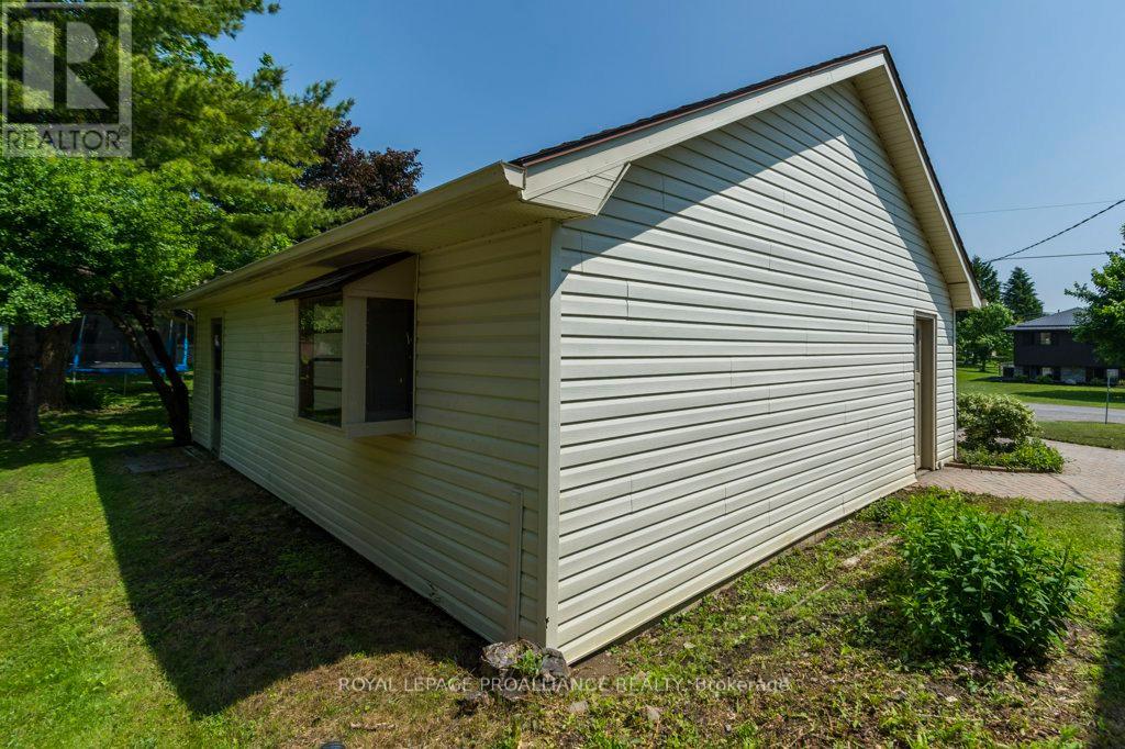 105 Colonial Road, Quinte West (Sidney Ward), Ontario  K8R 1B8 - Photo 37 - X12210964