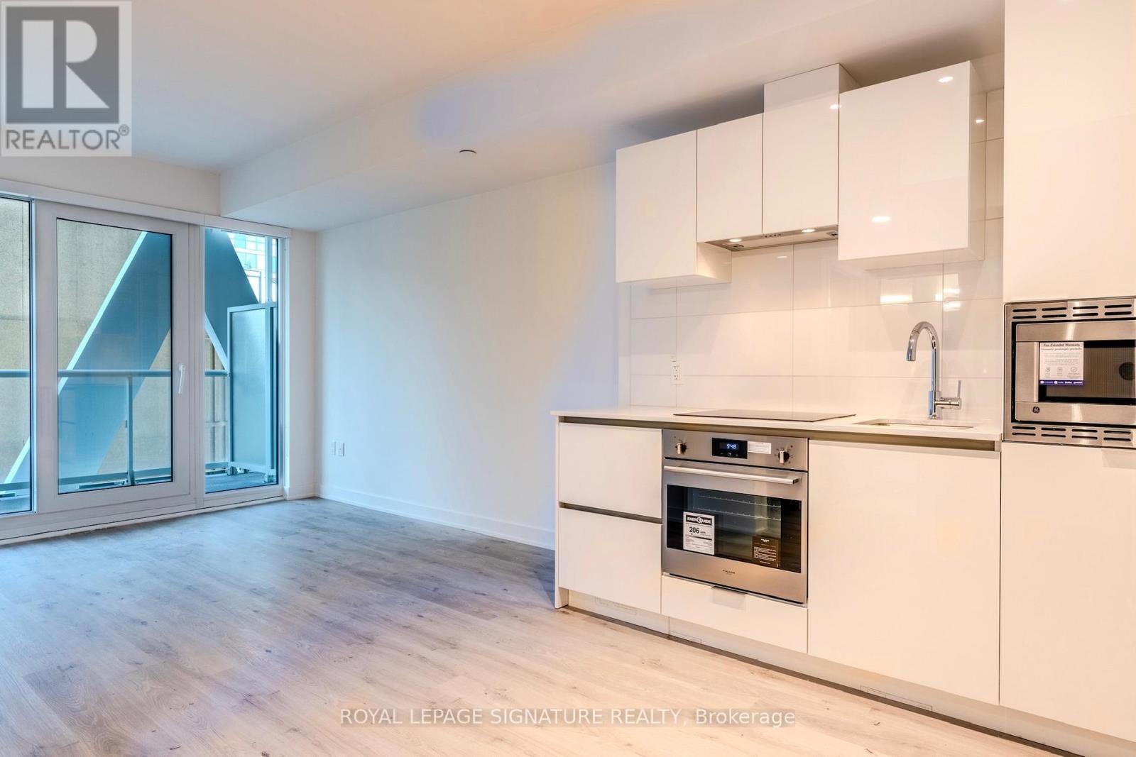 1532 - 230 Simcoe Street, Toronto, Ontario  M5T 1T4 - Photo 15 - C12210884
