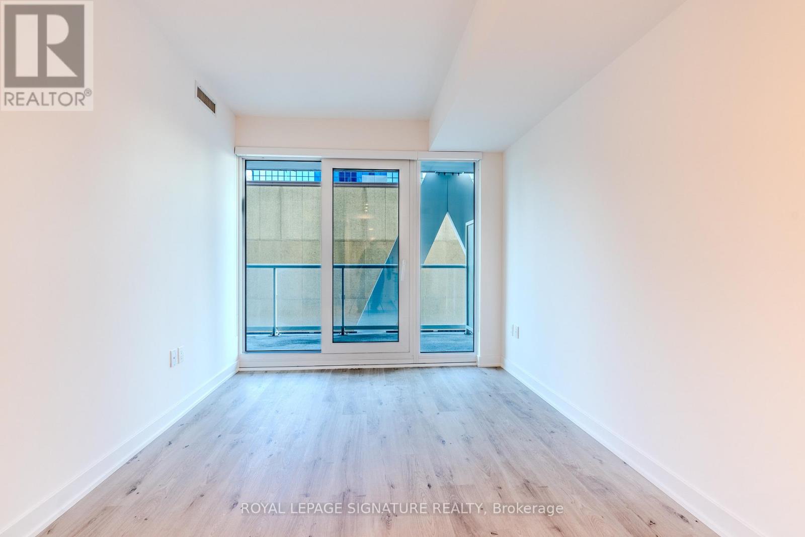 1532 - 230 Simcoe Street, Toronto, Ontario  M5T 1T4 - Photo 6 - C12210884