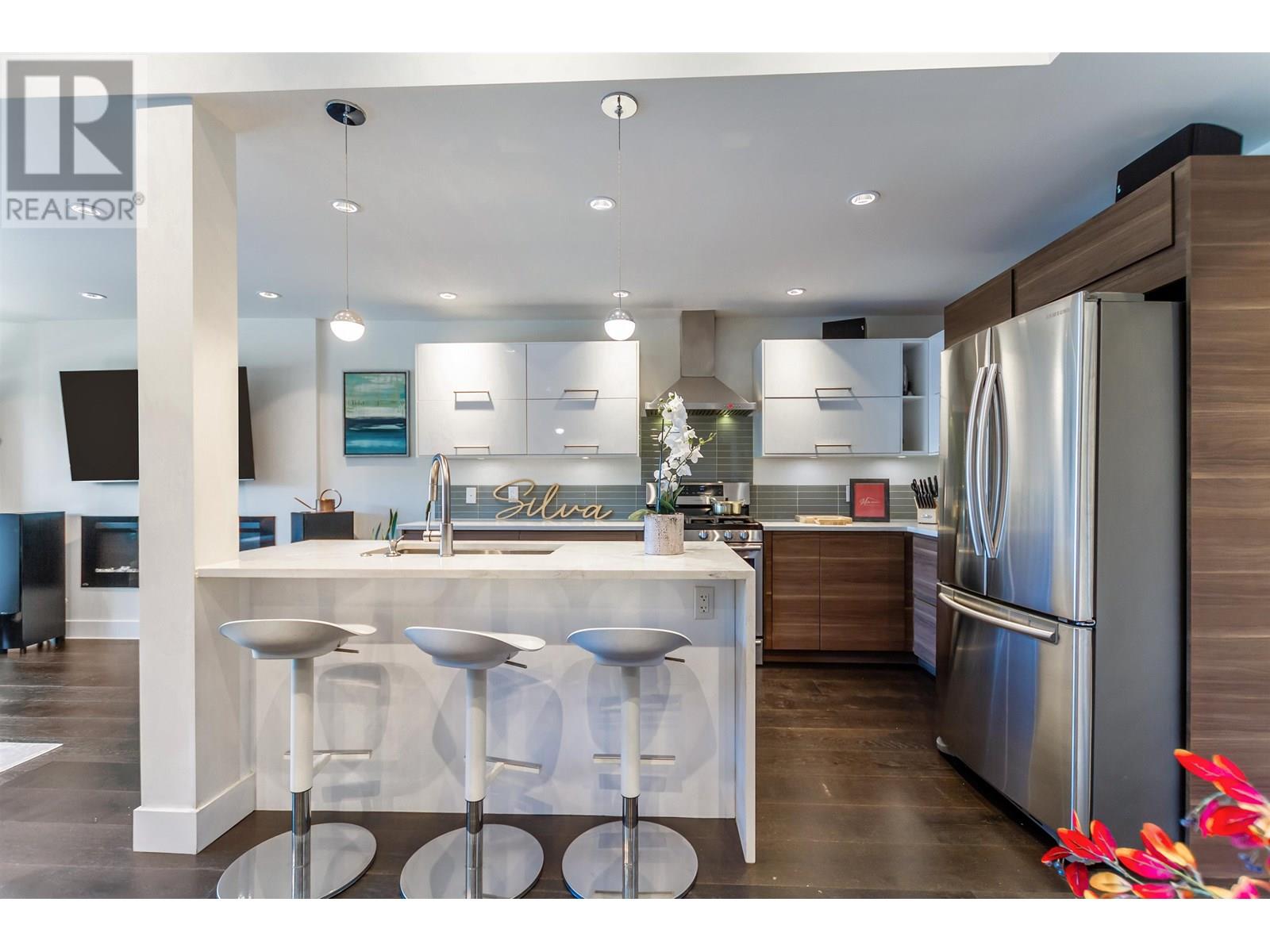 384 E 4th Street, North Vancouver, British Columbia  V7L 1J2 - Photo 3 - R3013807