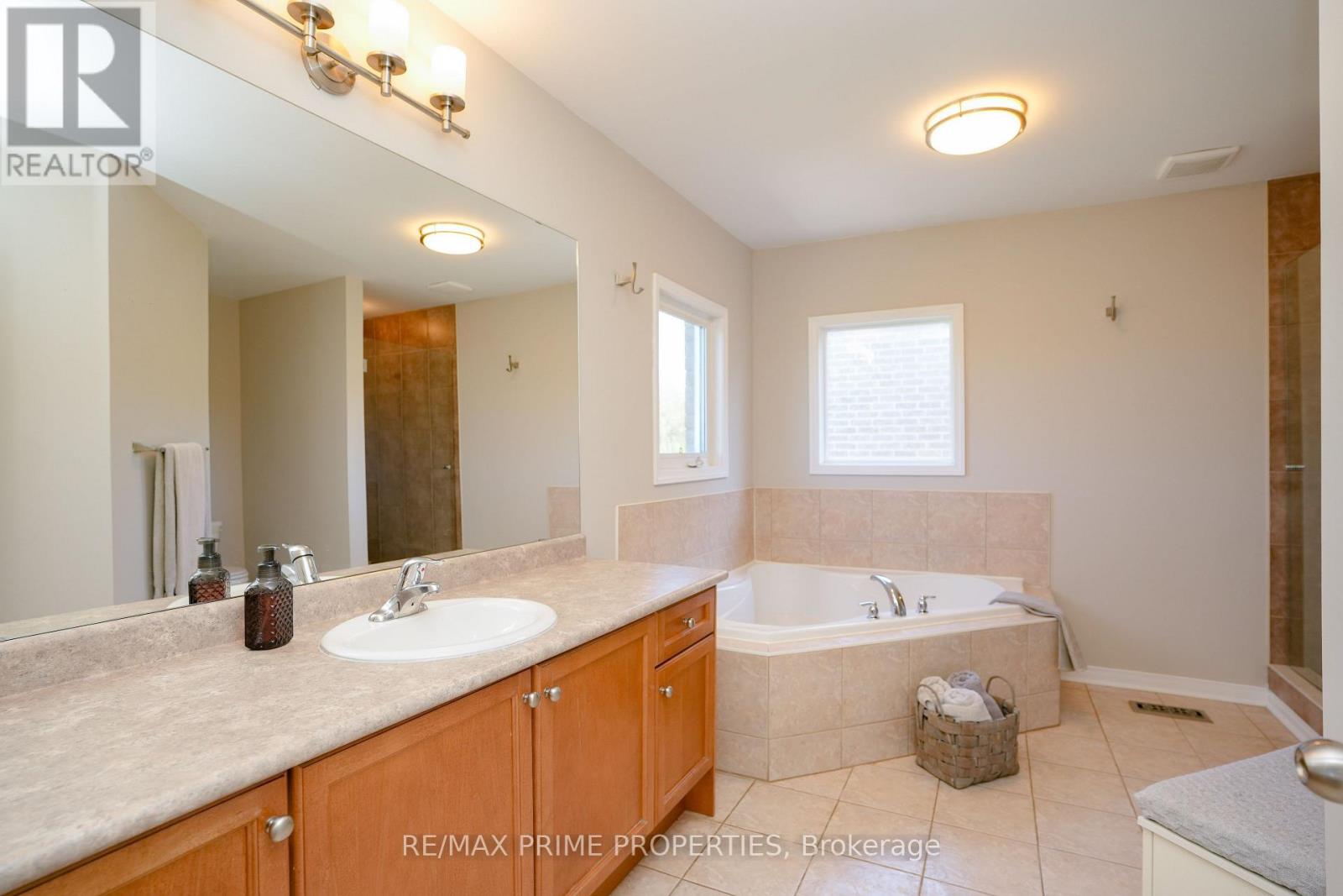 54 Vitlor Drive, Richmond Hill (Oak Ridges), Ontario  L4E 4P9 - Photo 25 - N12210885