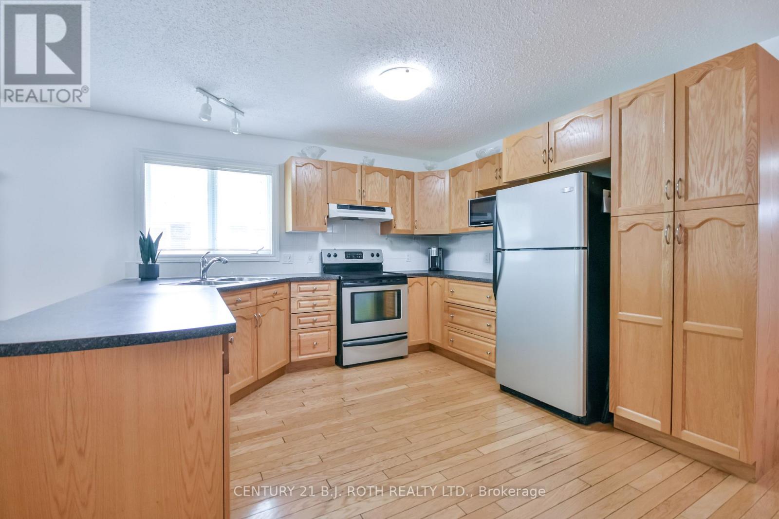 97 Pennsylvania Avenue, Wasaga Beach, Ontario  L9Z 3A6 - Photo 8 - S12210872