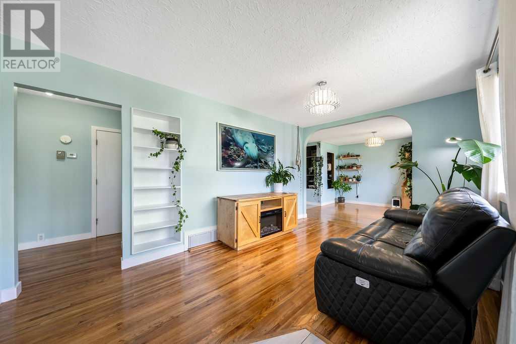 Property at 2108 52 Street NW image 4