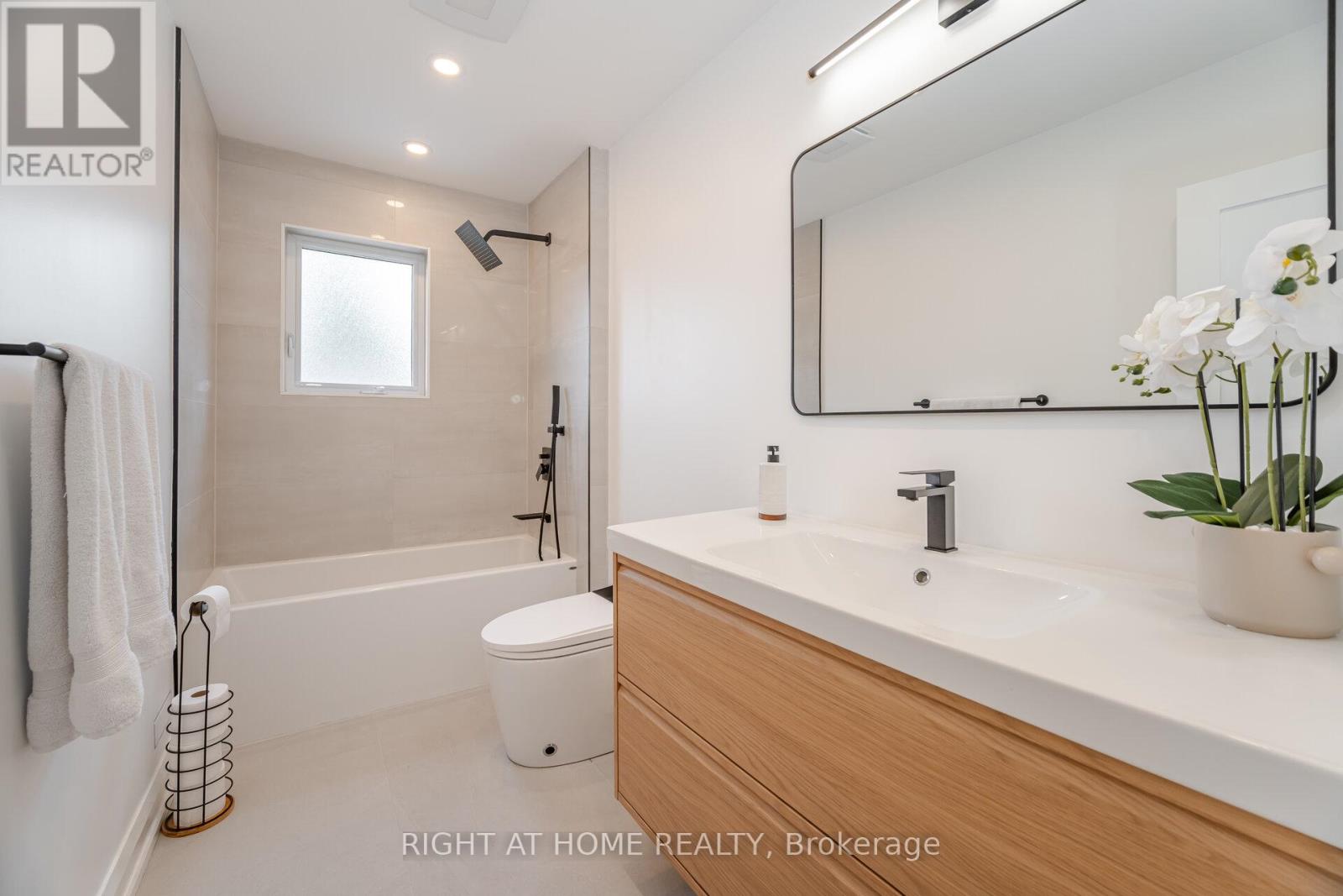 2053 Proverbs Drive, Mississauga, Ontario  L4X 1G3 - Photo 28 - W12210876
