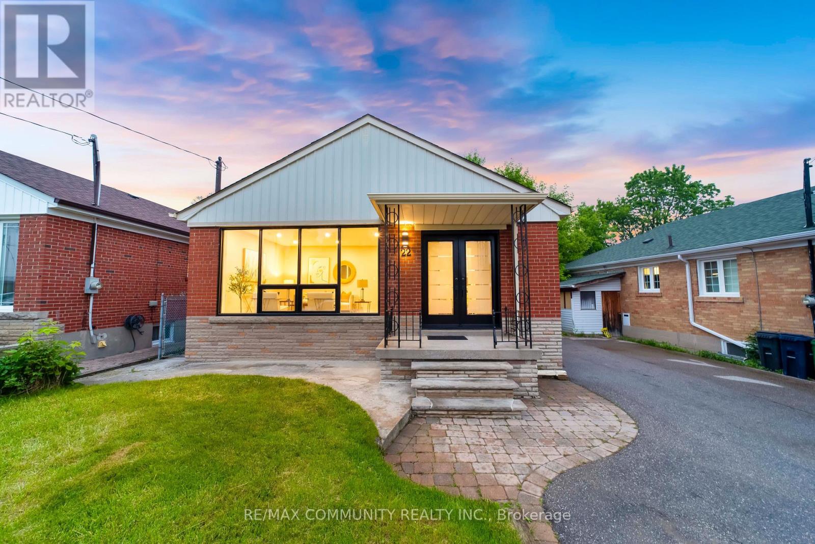 <div class="slider-price">$898,000</div><p>22 Miramar Crescent, Toronto, Ontario</p>