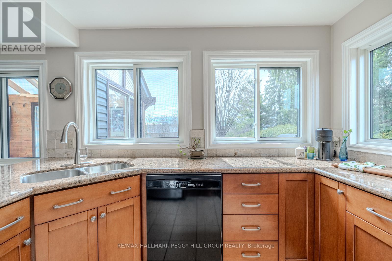 105 Broadview Avenue, Whitby, Ontario  L1N 2G6 - Photo 6 - E12210940