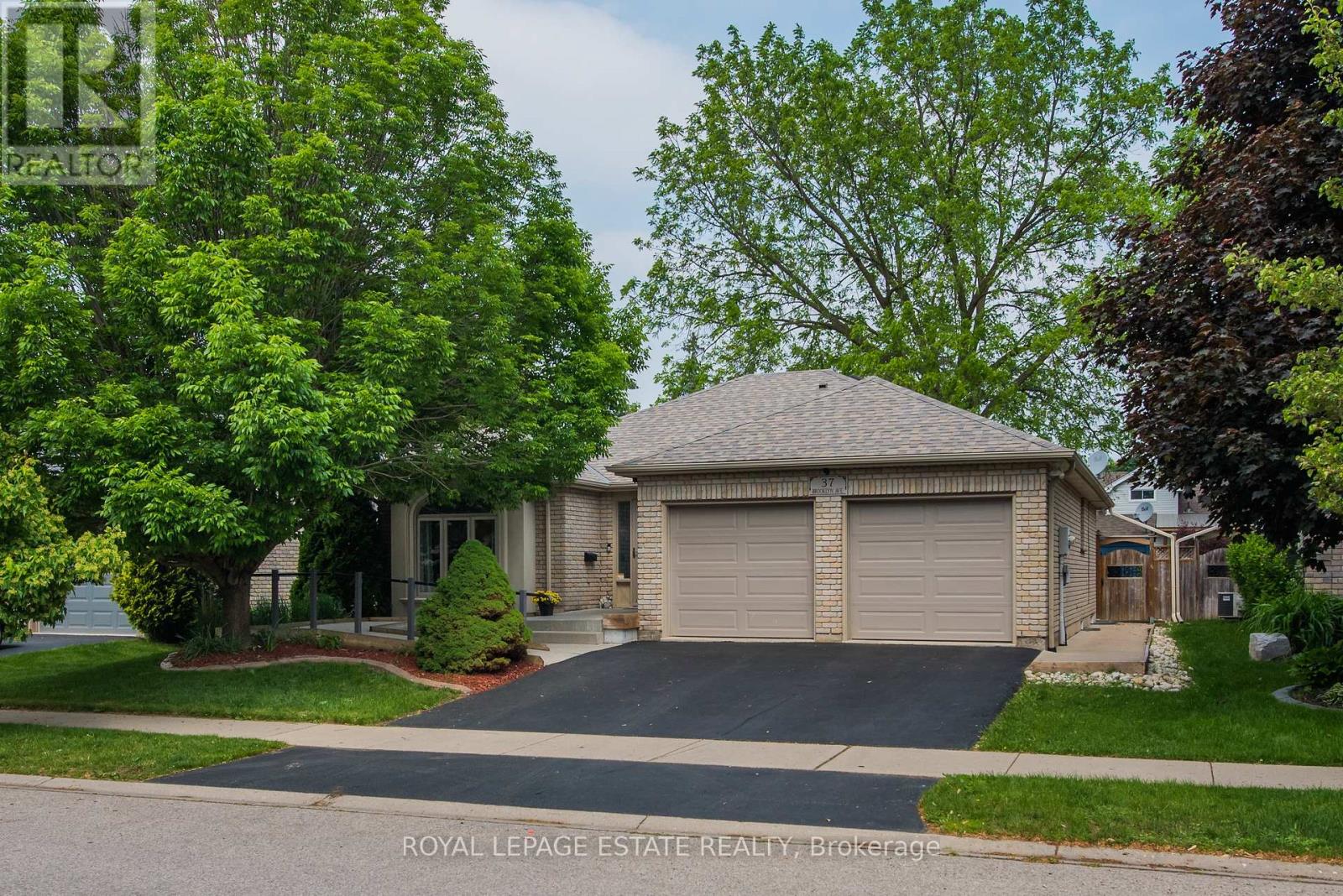 37 Brooklyn Avenue, Brantford, Ontario  N3T 1B5 - Photo 2 - X12210765