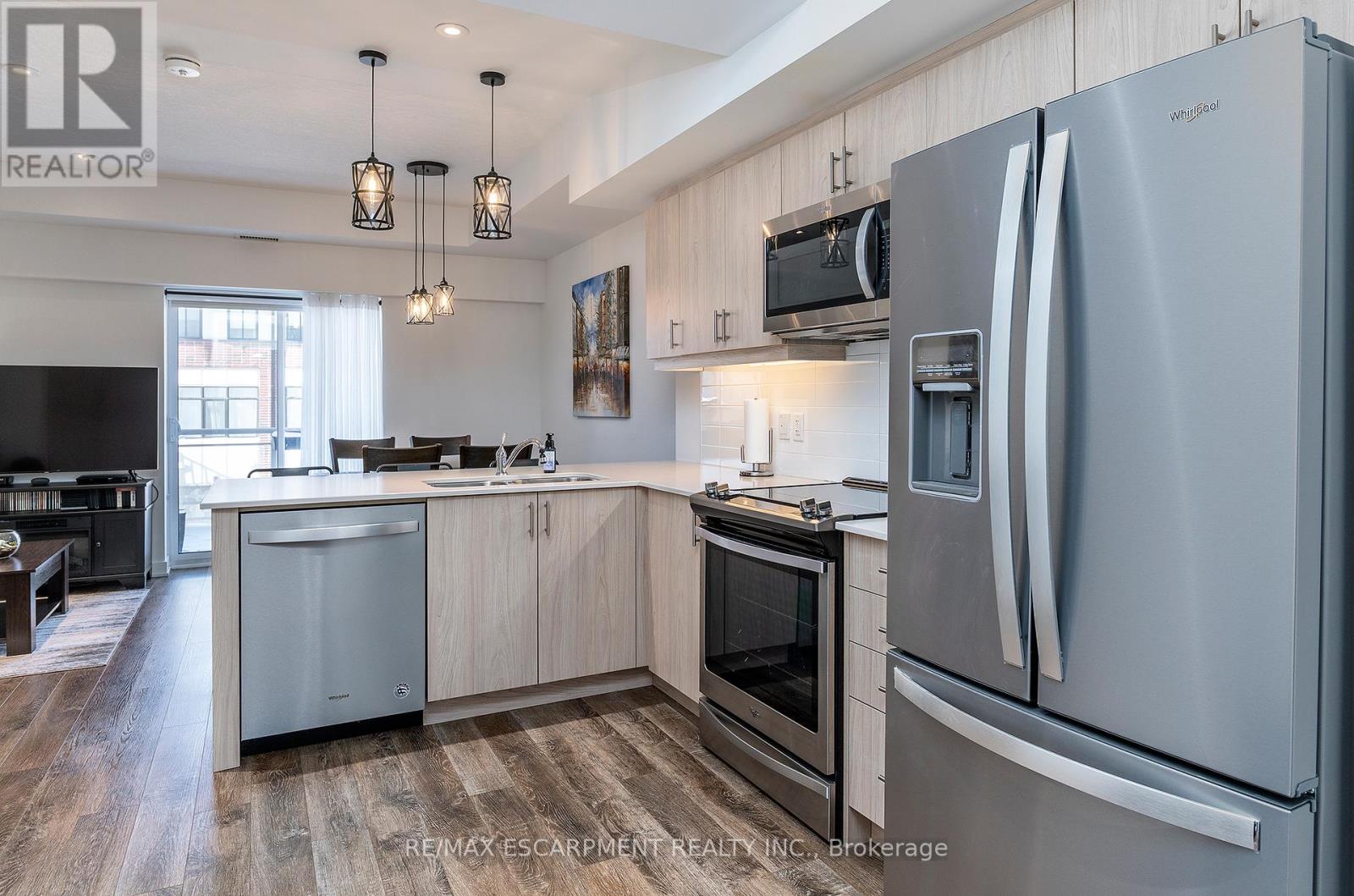 211 - 16 Markle Crescent, Hamilton, Ontario  L9G 0H4 - Photo 6 - X12210811