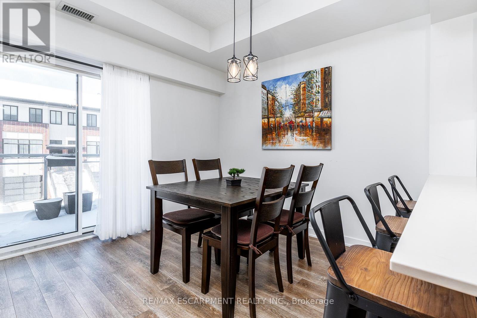 211 - 16 Markle Crescent, Hamilton, Ontario  L9G 0H4 - Photo 8 - X12210811