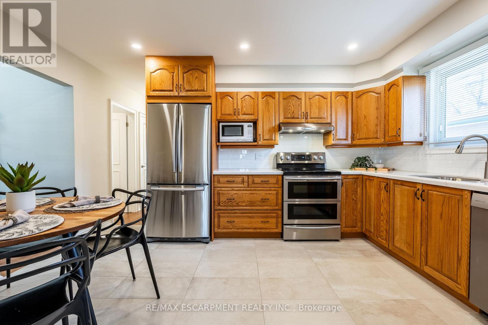 648 Thornwood Avenue, Burlington (Roseland), Ontario  L7N 3B8 - Photo 10 - W12210938