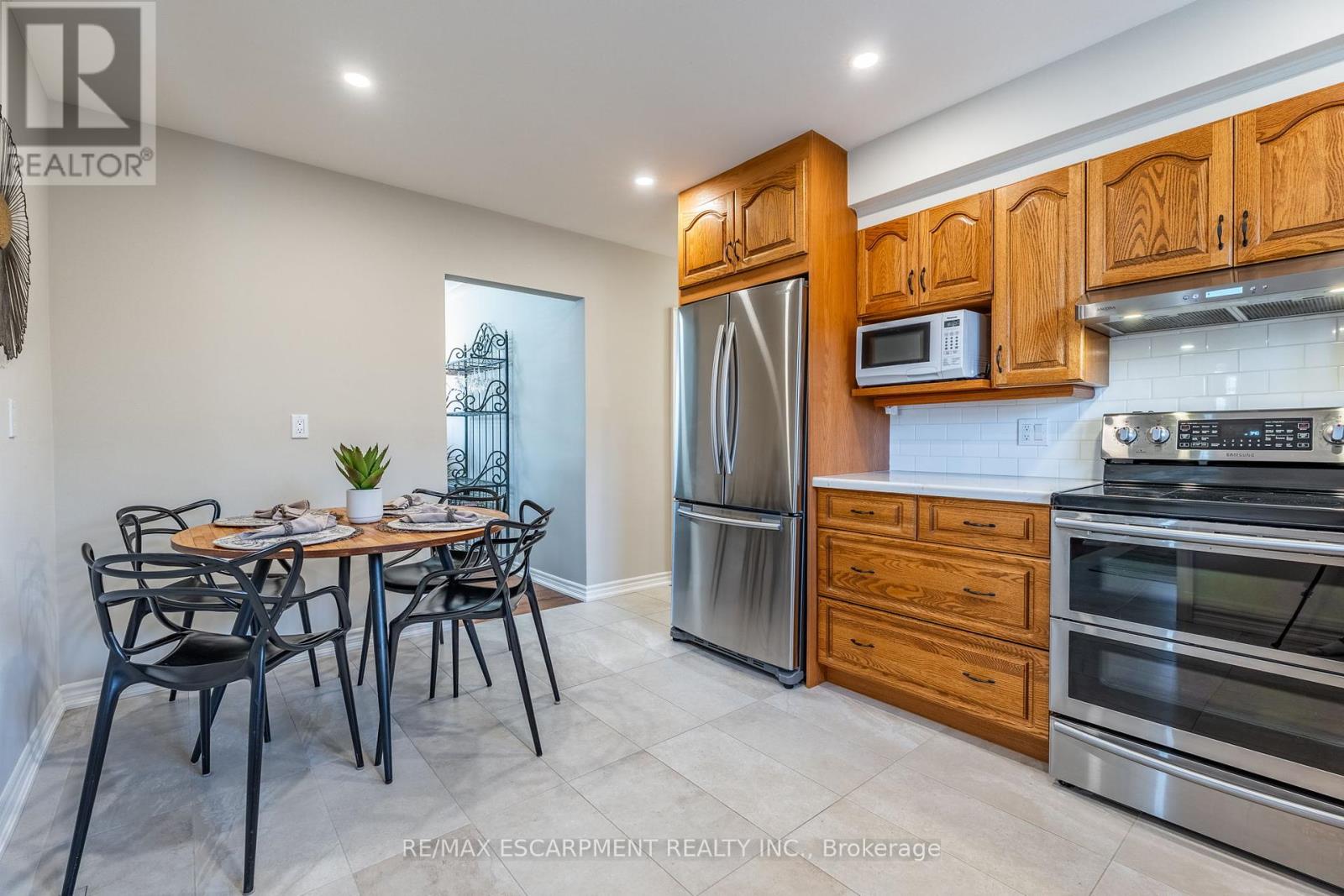 648 Thornwood Avenue, Burlington (Roseland), Ontario  L7N 3B8 - Photo 11 - W12210938