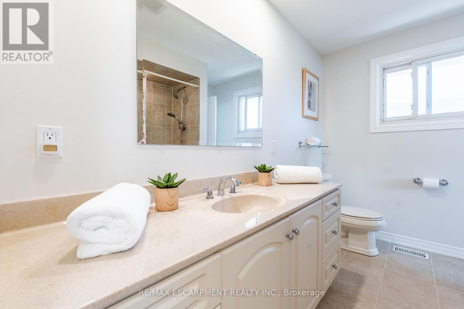 648 Thornwood Avenue, Burlington (Roseland), Ontario  L7N 3B8 - Photo 13 - W12210938