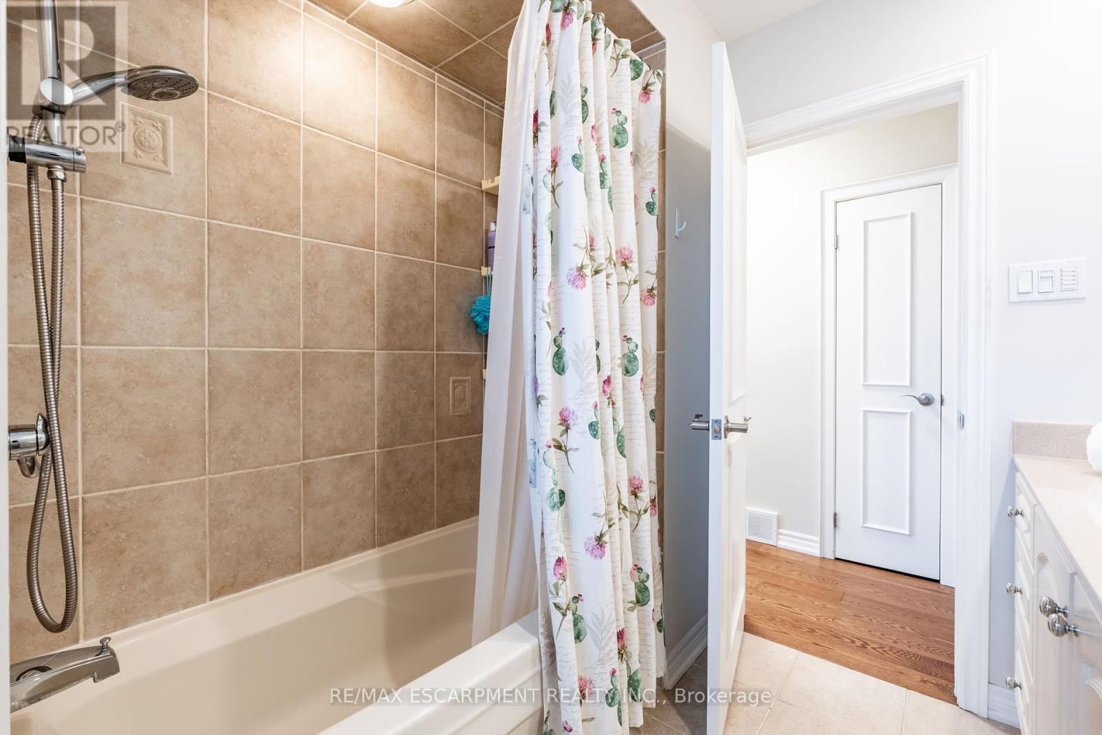 648 Thornwood Avenue, Burlington (Roseland), Ontario  L7N 3B8 - Photo 15 - W12210938