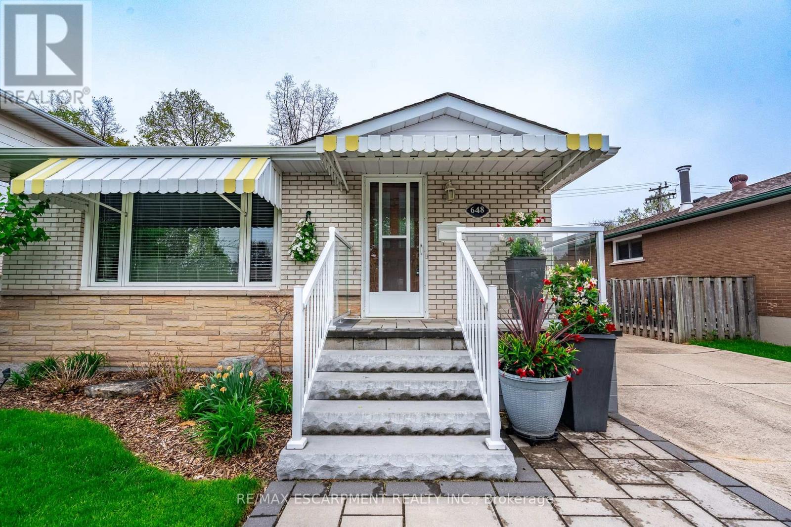 648 Thornwood Avenue, Burlington (Roseland), Ontario  L7N 3B8 - Photo 2 - W12210938
