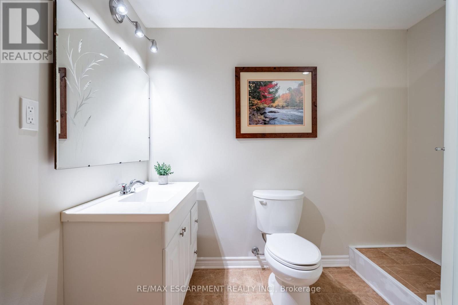 648 Thornwood Avenue, Burlington (Roseland), Ontario  L7N 3B8 - Photo 32 - W12210938