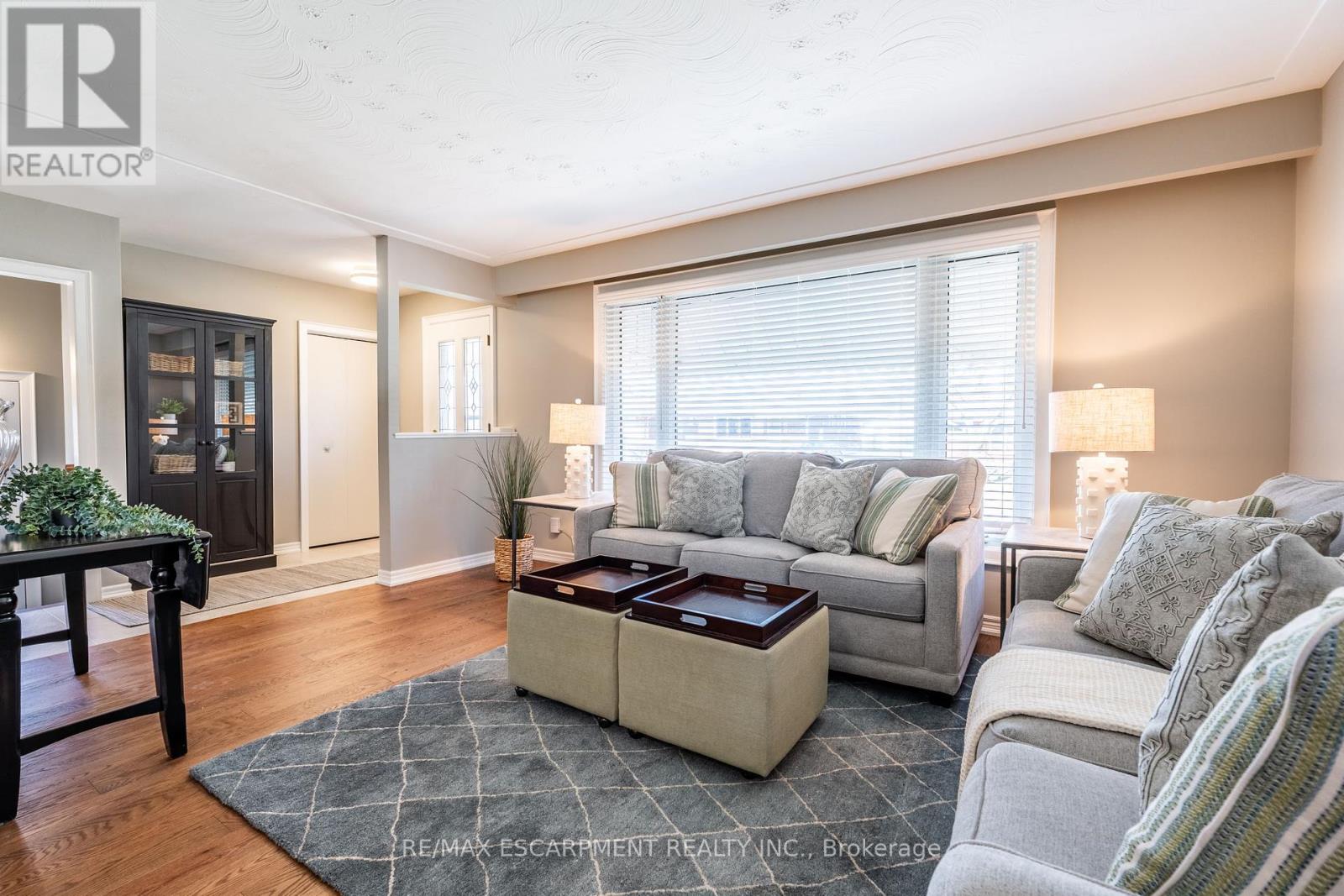 648 Thornwood Avenue, Burlington (Roseland), Ontario  L7N 3B8 - Photo 6 - W12210938