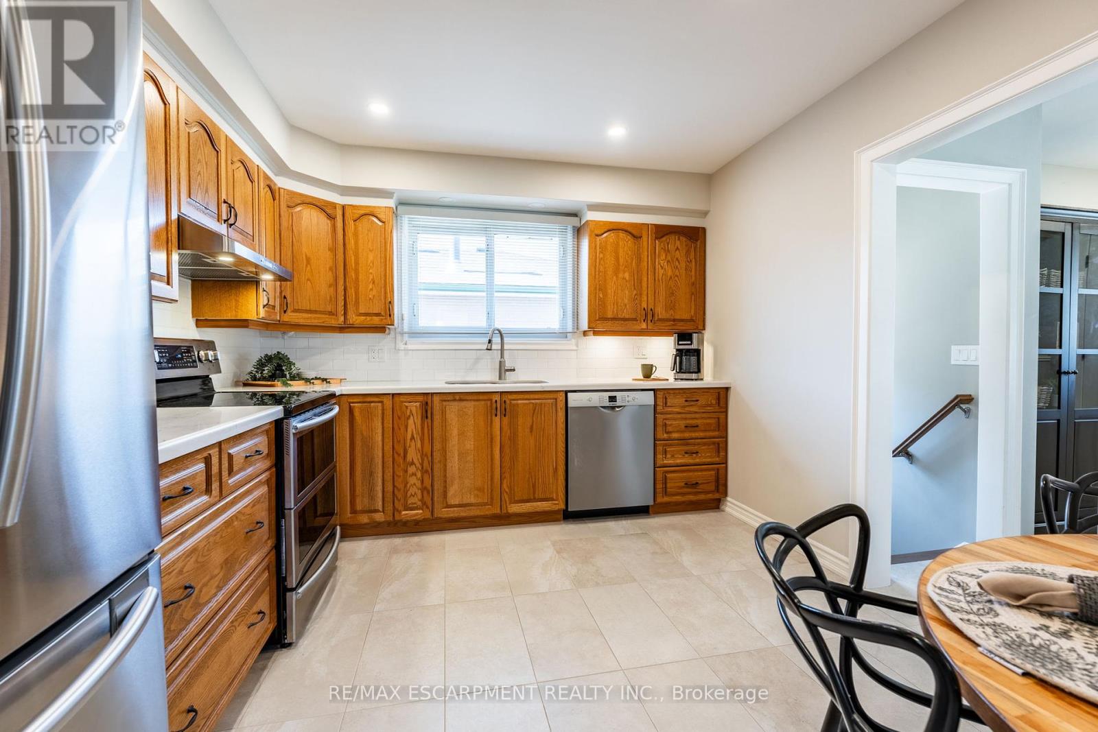 648 Thornwood Avenue, Burlington (Roseland), Ontario  L7N 3B8 - Photo 8 - W12210938