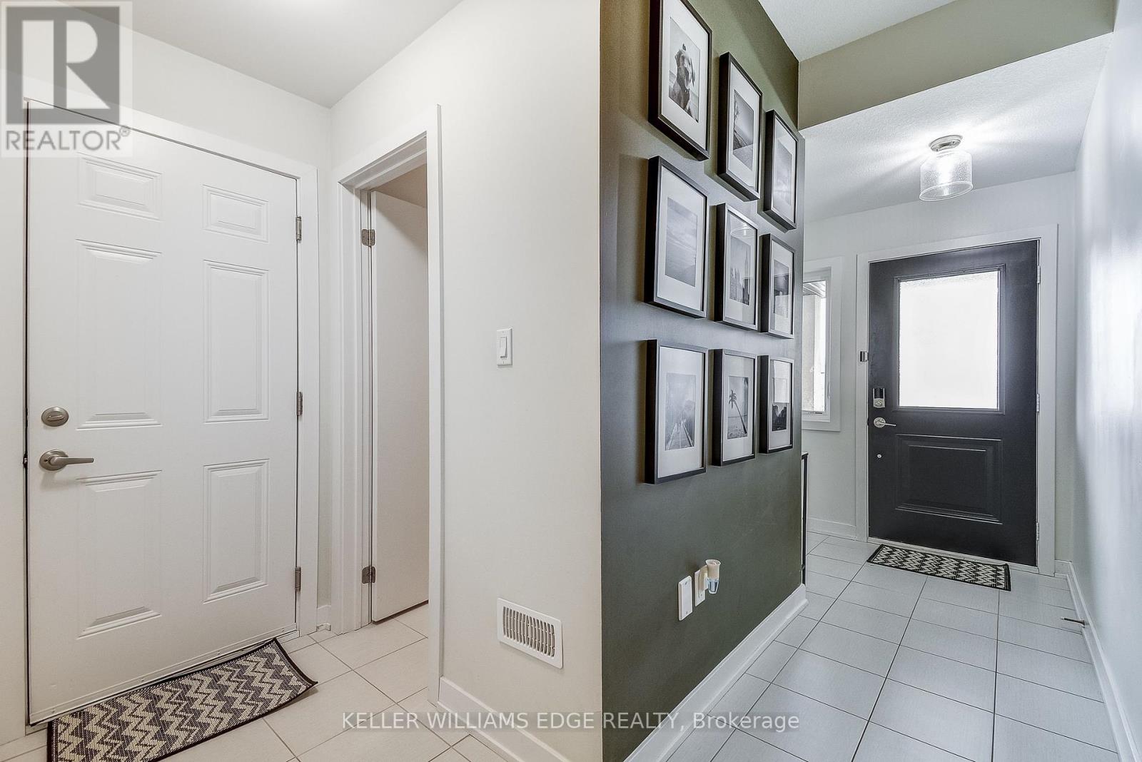 49 - 590 North Service Road, Hamilton (Lakeshore), Ontario  L8E 0K5 - Photo 5 - X12210949