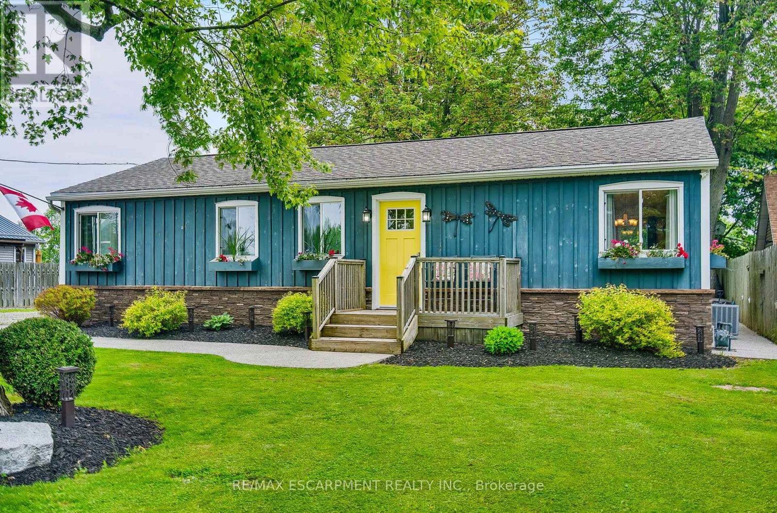8 Beach Road, Haldimand (Dunnville), Ontario  N0A 1K0 - Photo 1 - X12210952