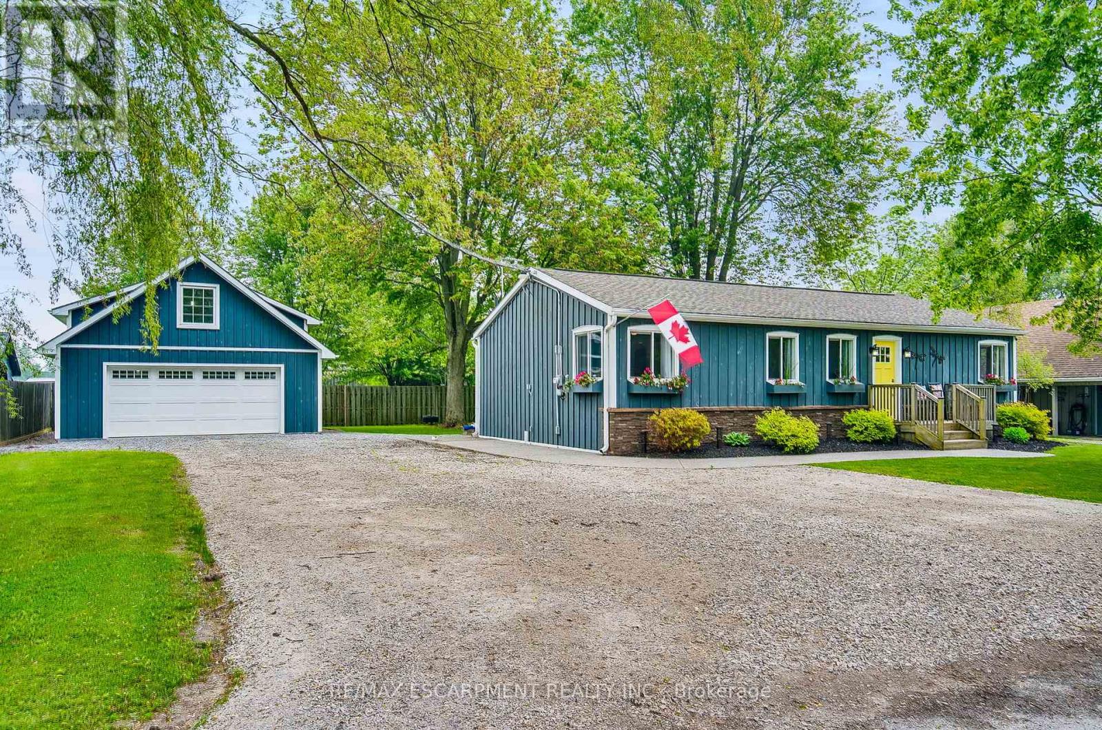 8 Beach Road, Haldimand (Dunnville), Ontario  N0A 1K0 - Photo 2 - X12210952