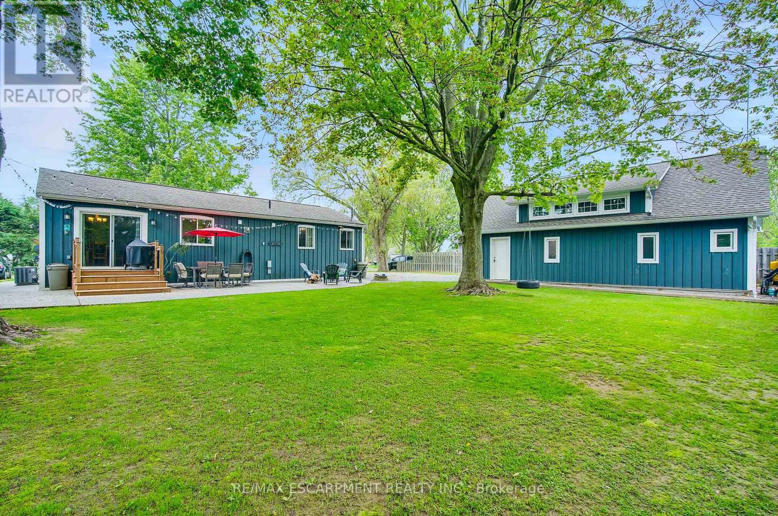 8 Beach Road, Haldimand (Dunnville), Ontario  N0A 1K0 - Photo 3 - X12210952