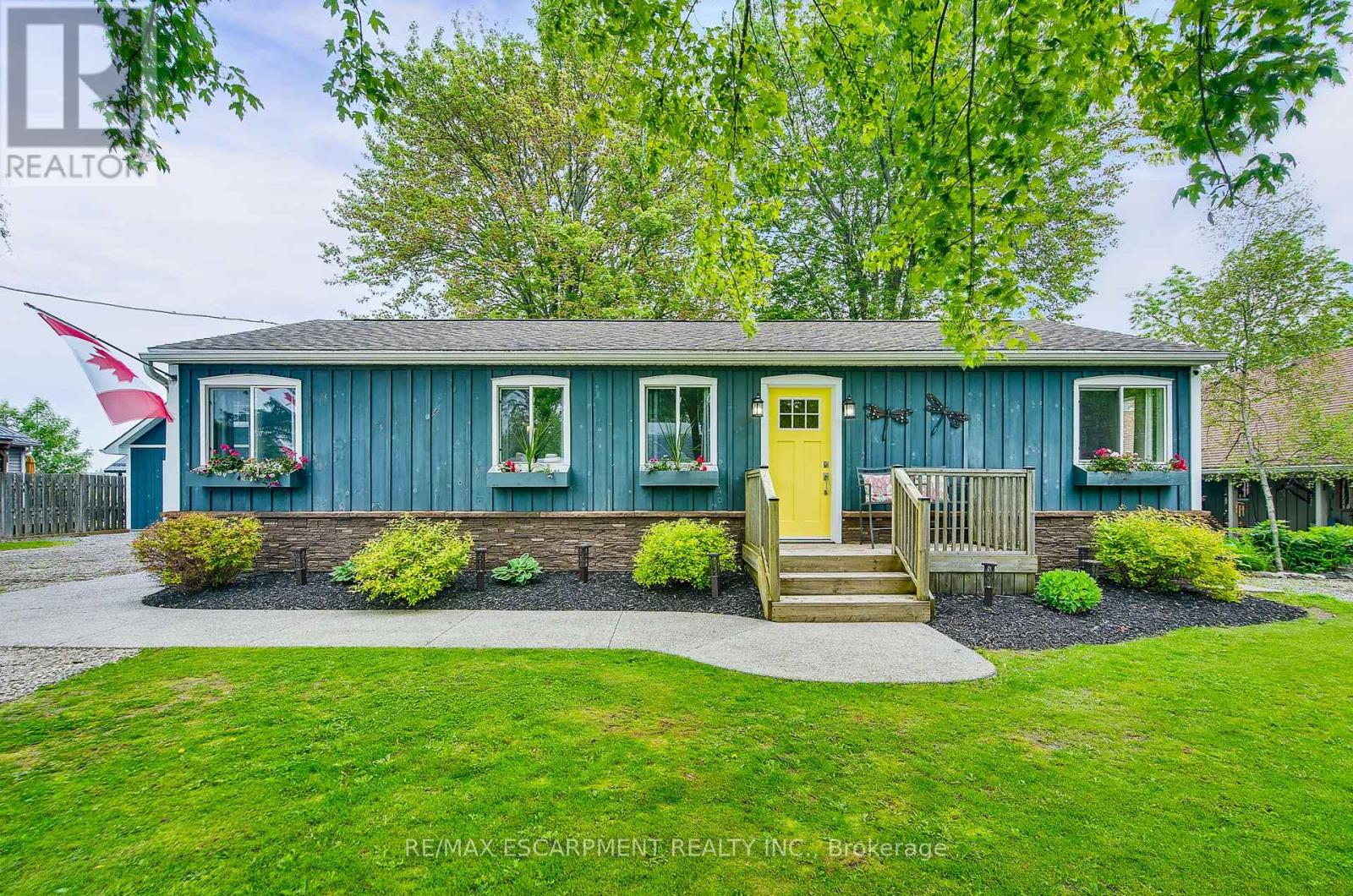 8 Beach Road, Haldimand (Dunnville), Ontario  N0A 1K0 - Photo 4 - X12210952