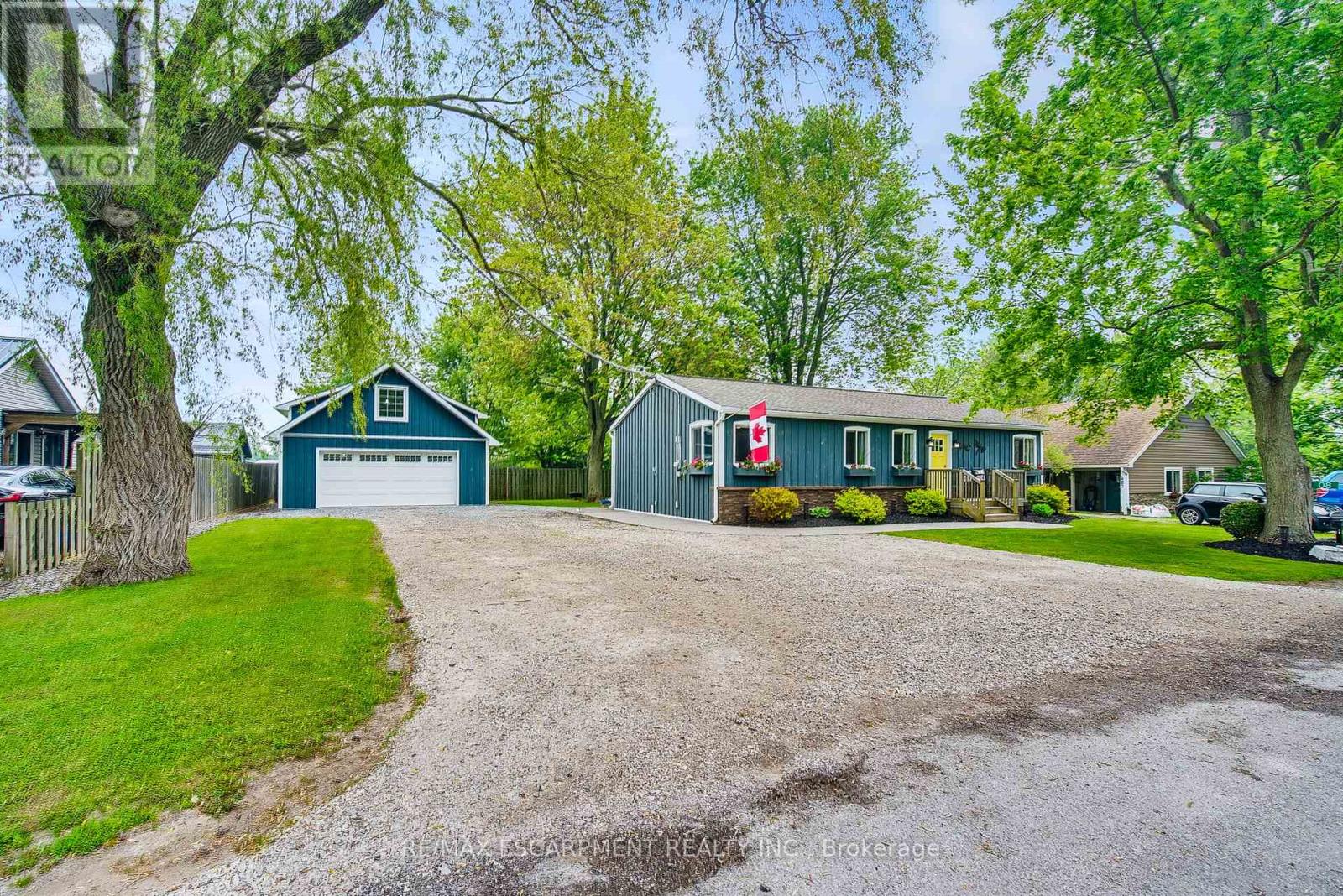8 Beach Road, Haldimand (Dunnville), Ontario  N0A 1K0 - Photo 5 - X12210952