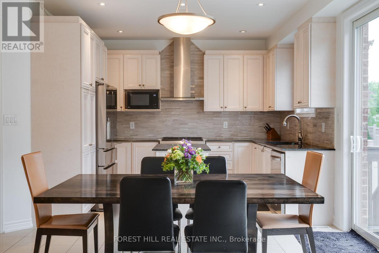 127 Rumsey Road, Vaughan (Patterson), Ontario  L6A 0W5 - Photo 3 - N12210737