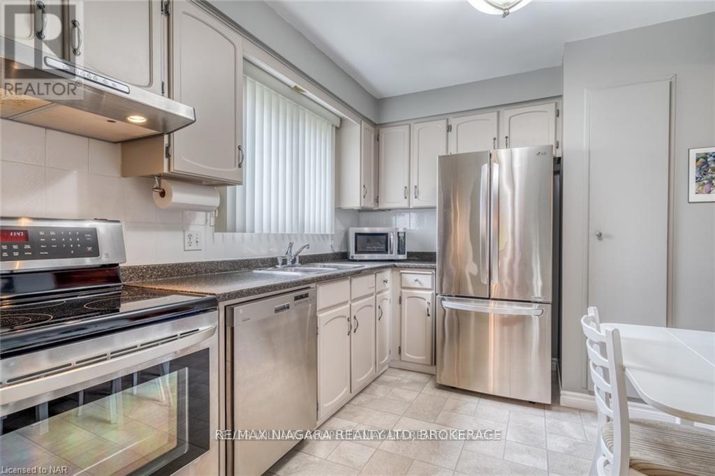 253 St Augustine Drive, St. Catharines (Secord Woods), Ontario  L2P 3L9 - Photo 5 - X12211064